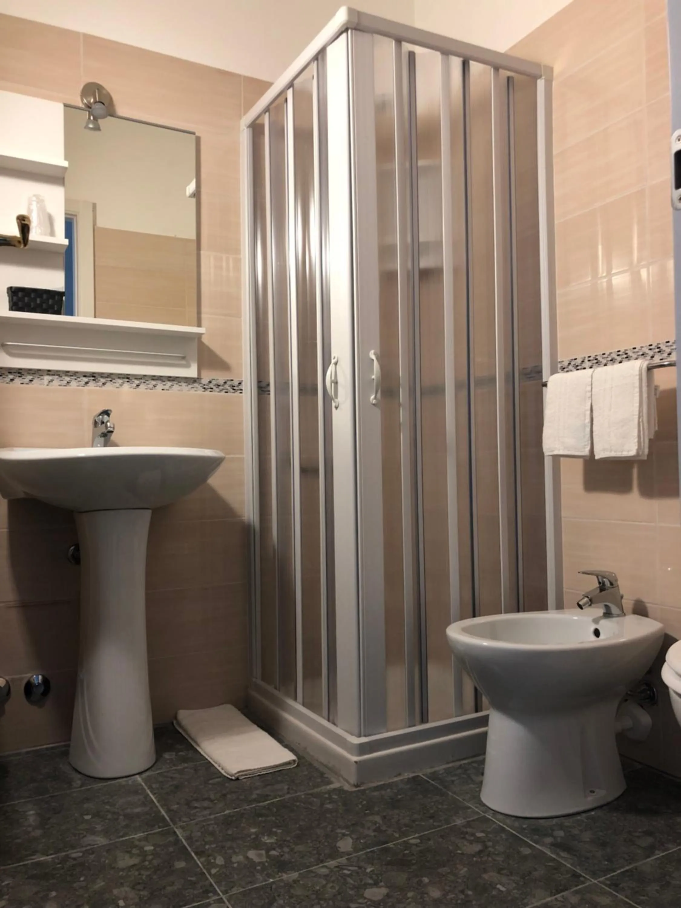 Shower in Affittacamere Roma