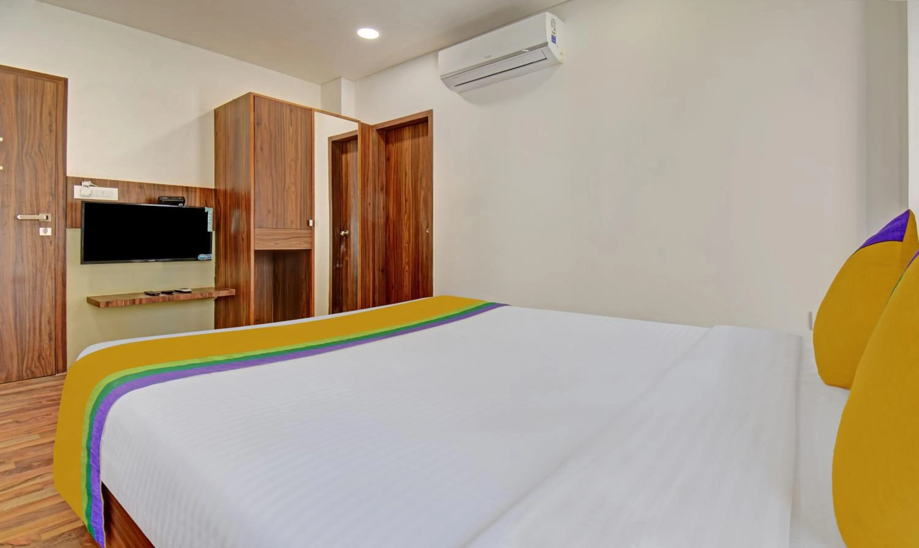 TV and multimedia, Bed in Itsy Hotels Shivshakti