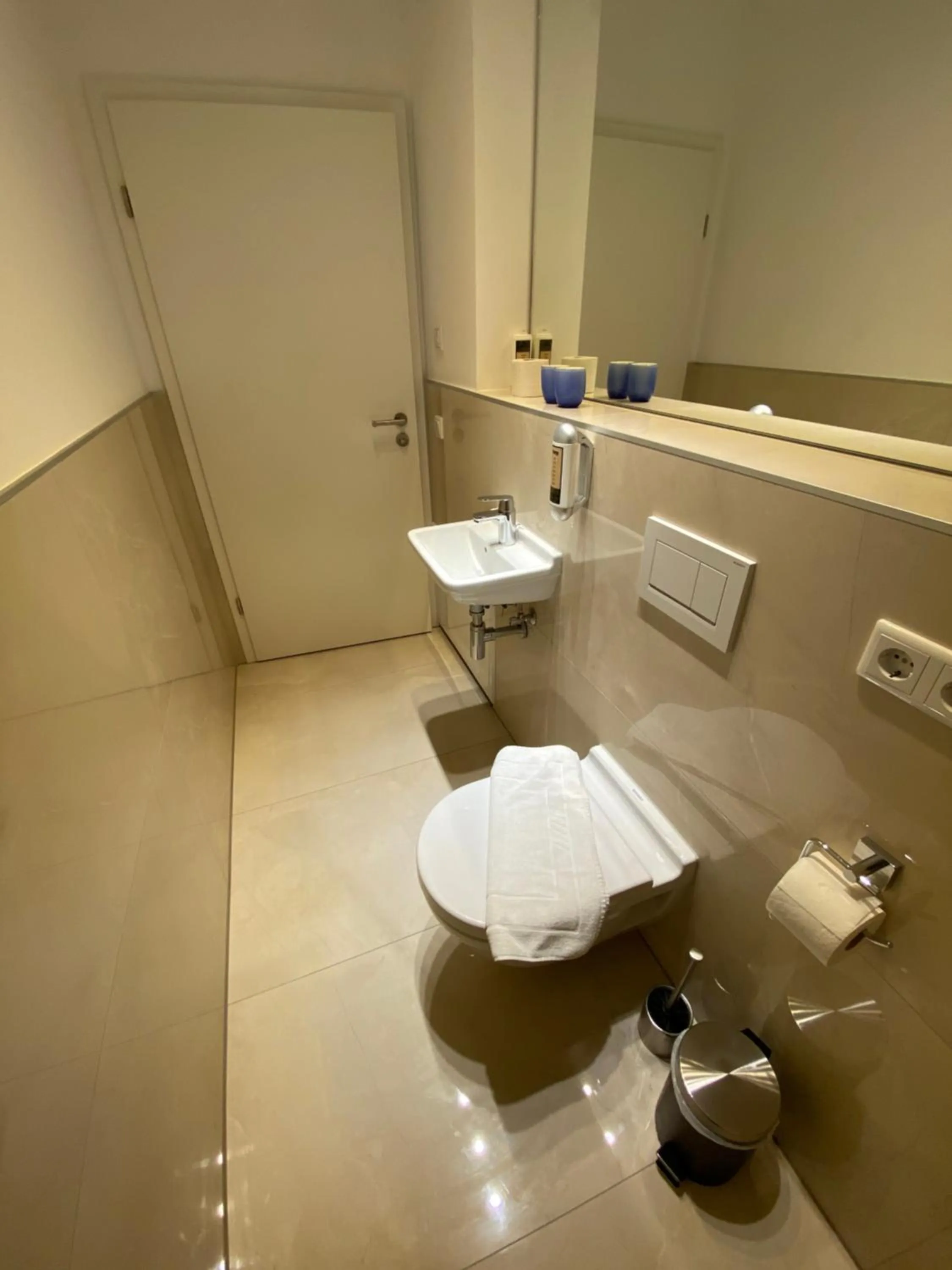 Bathroom in Sleep Inn Düsseldorf Suites