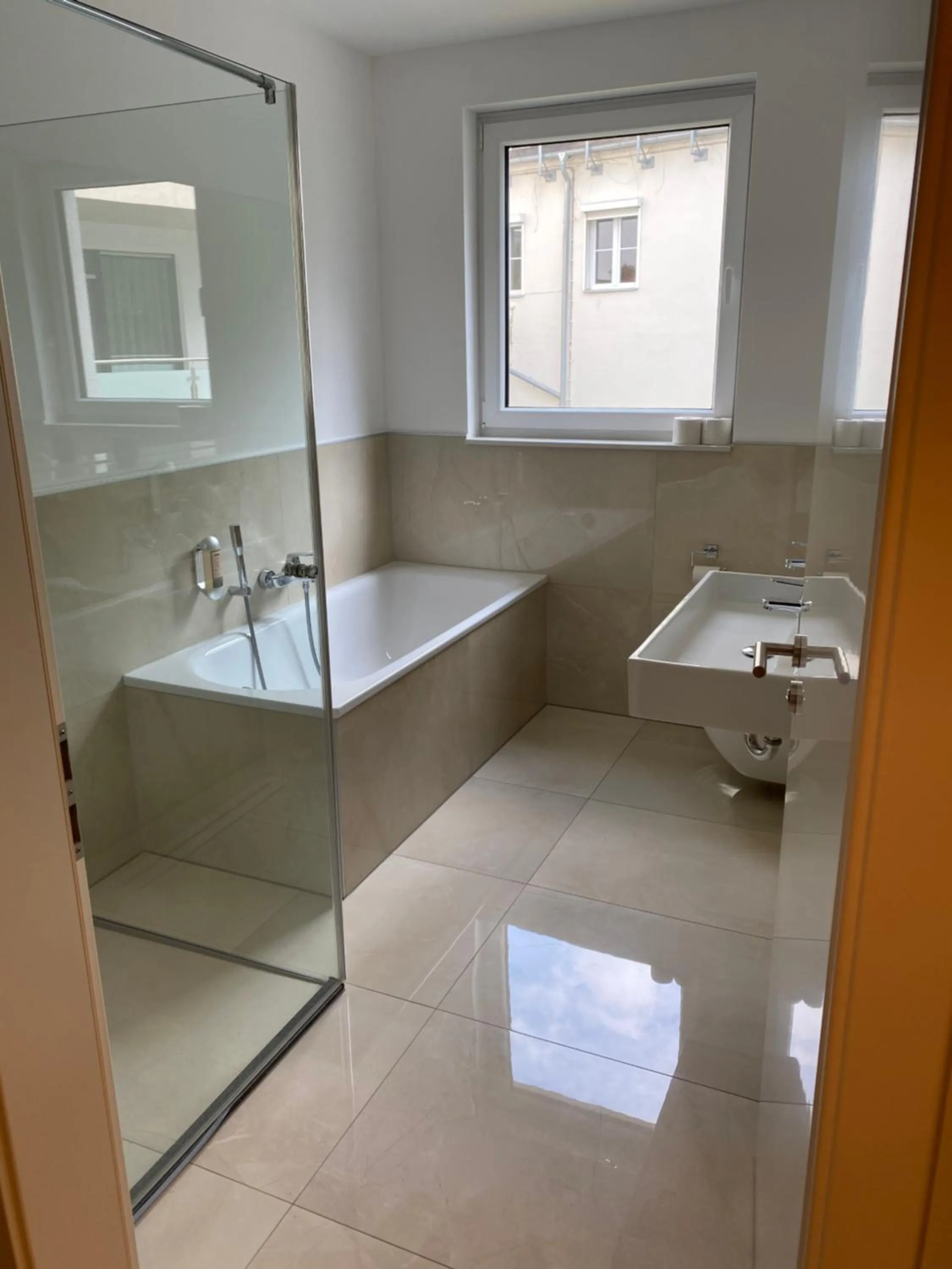 Bathroom in Sleep Inn Düsseldorf Suites