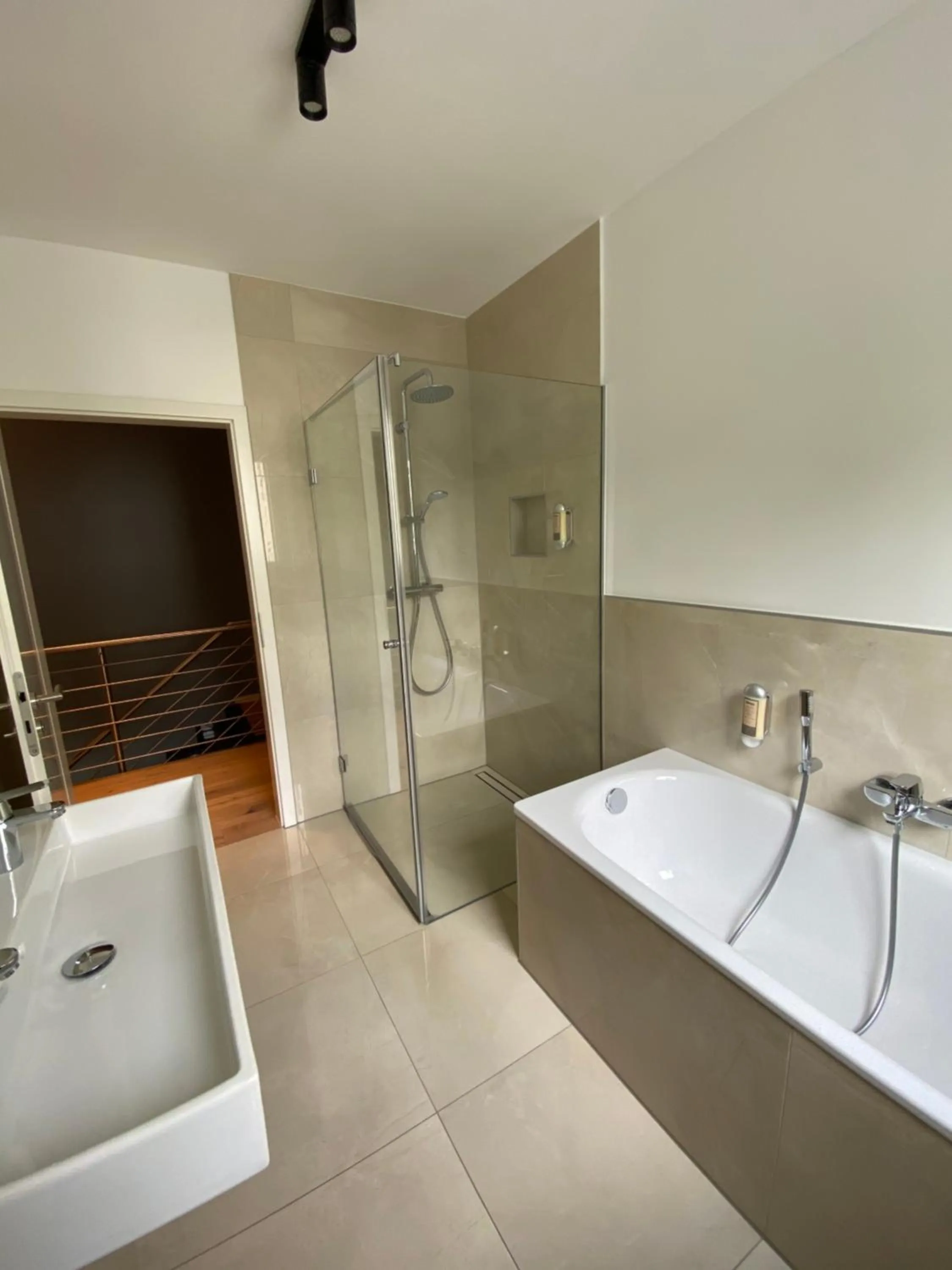 Bathroom in Sleep Inn Düsseldorf Suites