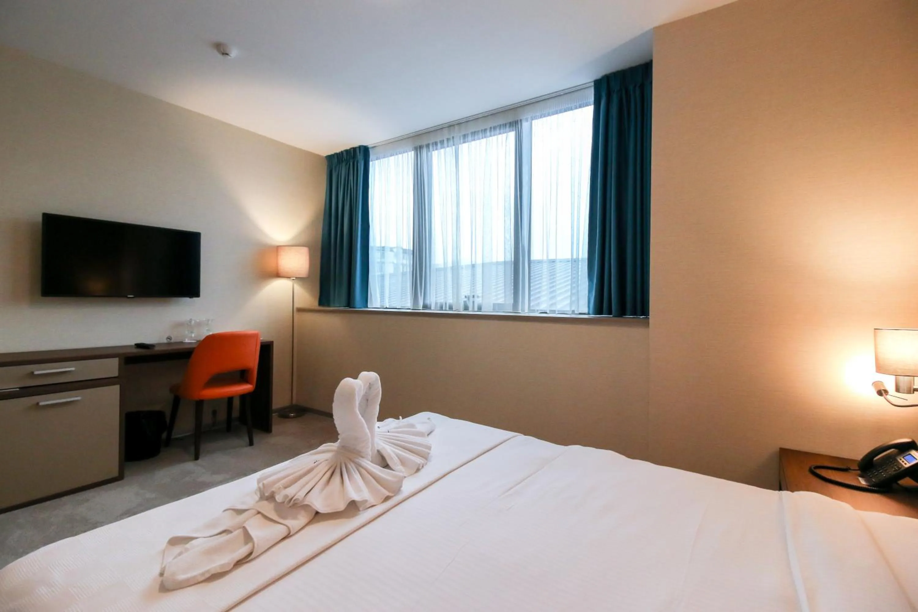 Communal lounge/ TV room, Bed in Sky Corner Hotel