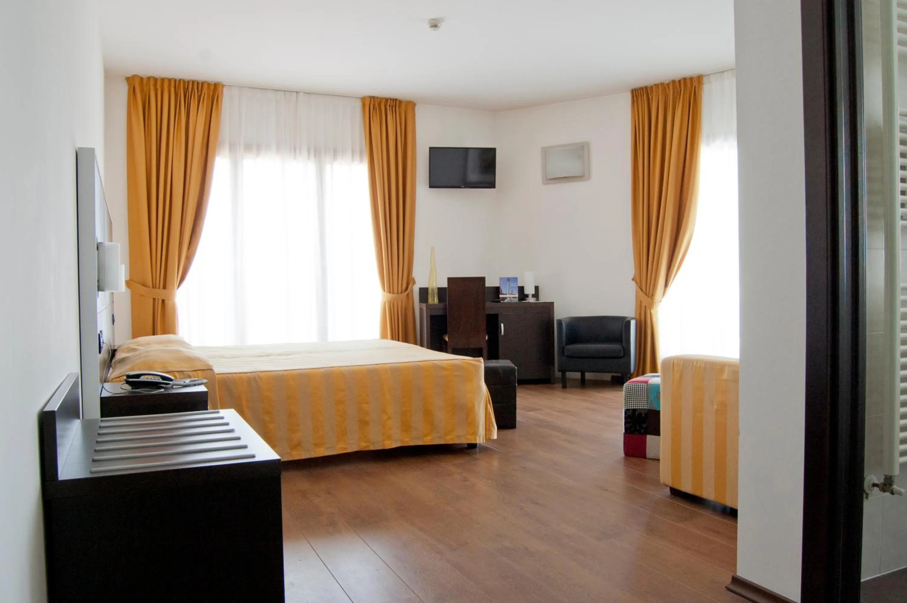 Shower, Bed in Hotel Leon Bianco