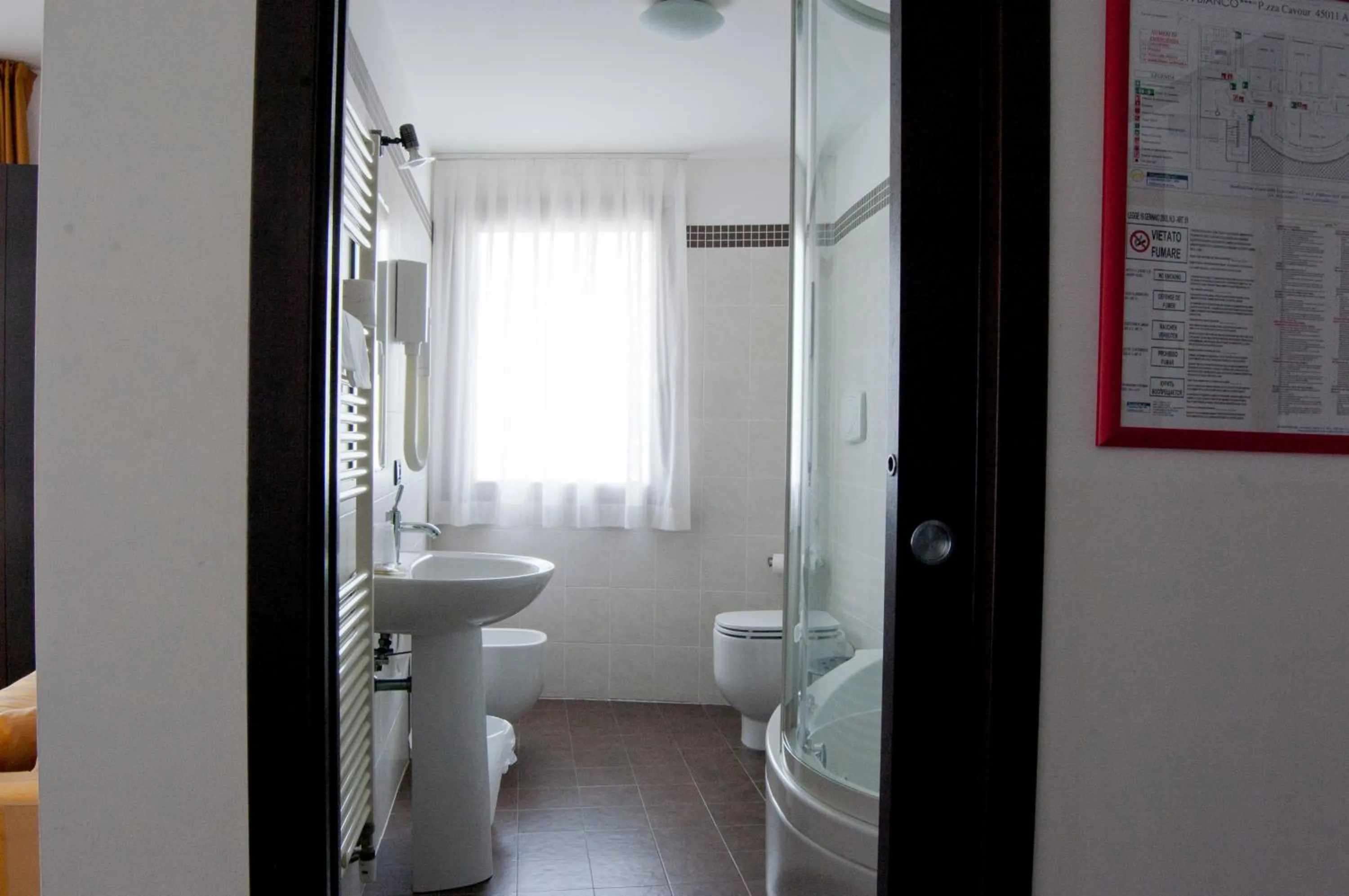 Shower in Hotel Leon Bianco