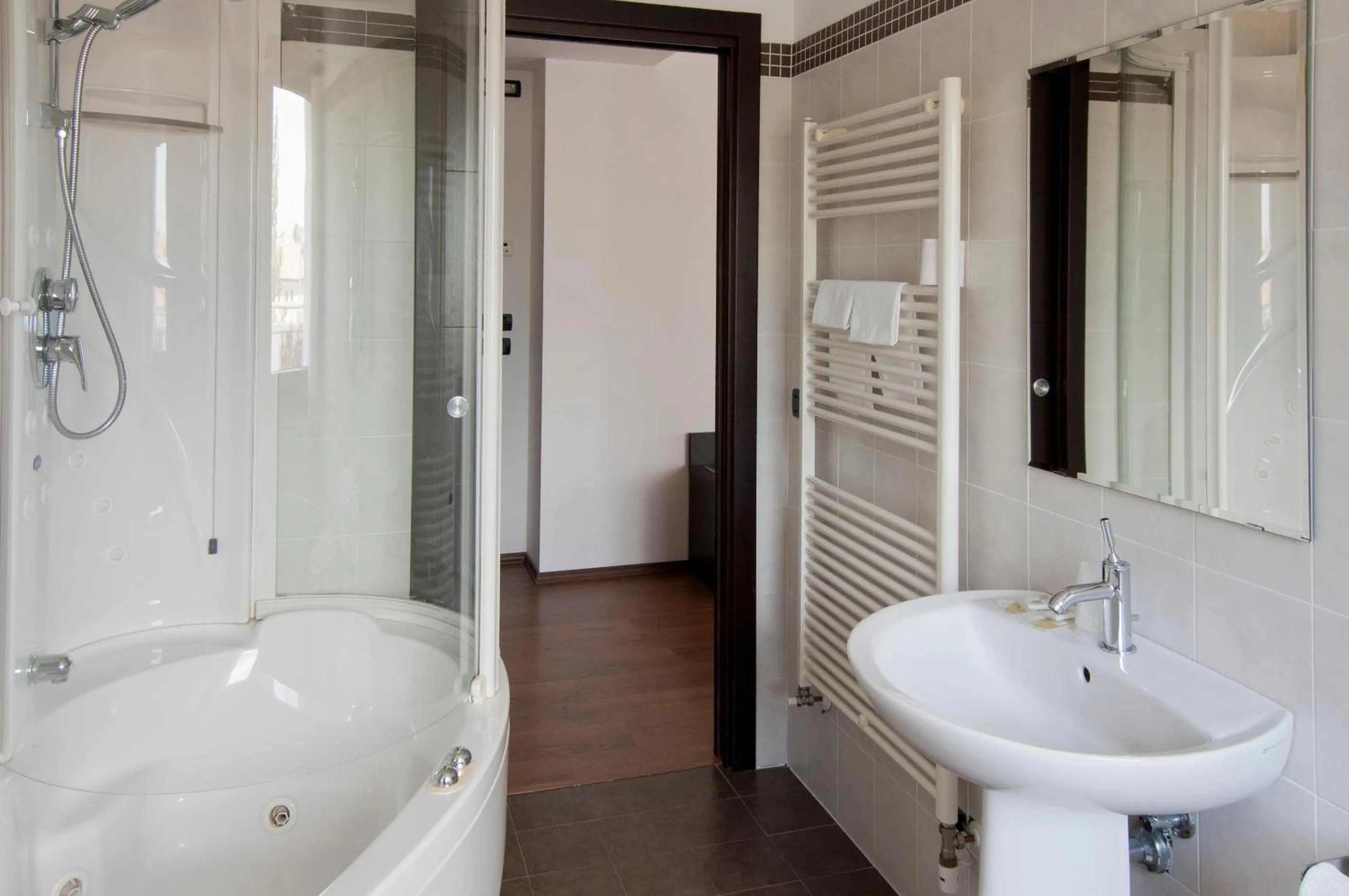 Shower in Hotel Leon Bianco