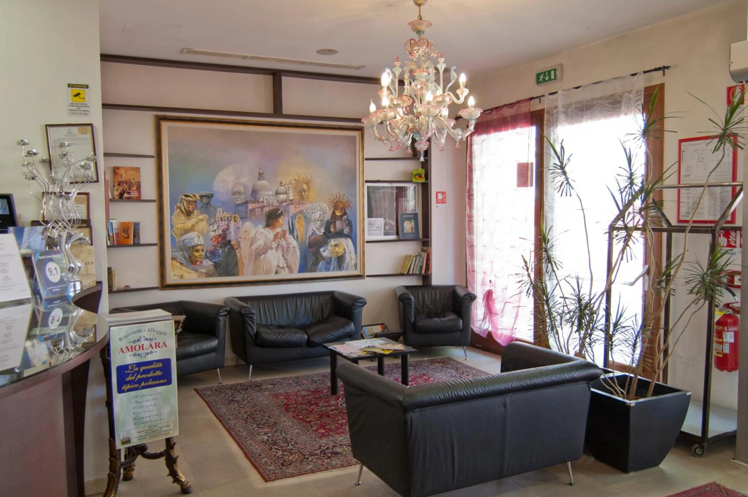 Communal lounge/ TV room in Hotel Leon Bianco