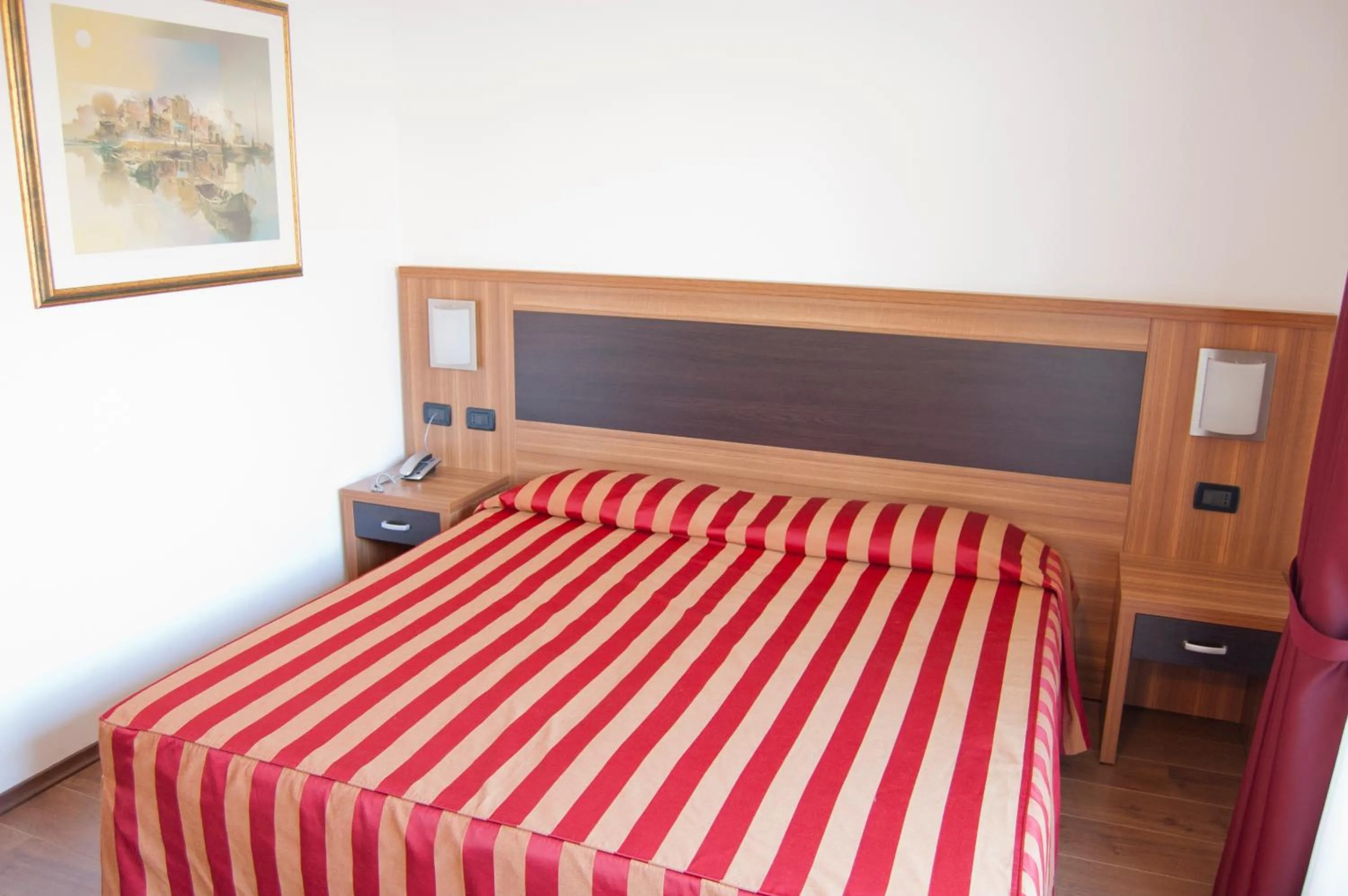 Shower, Bed in Hotel Leon Bianco