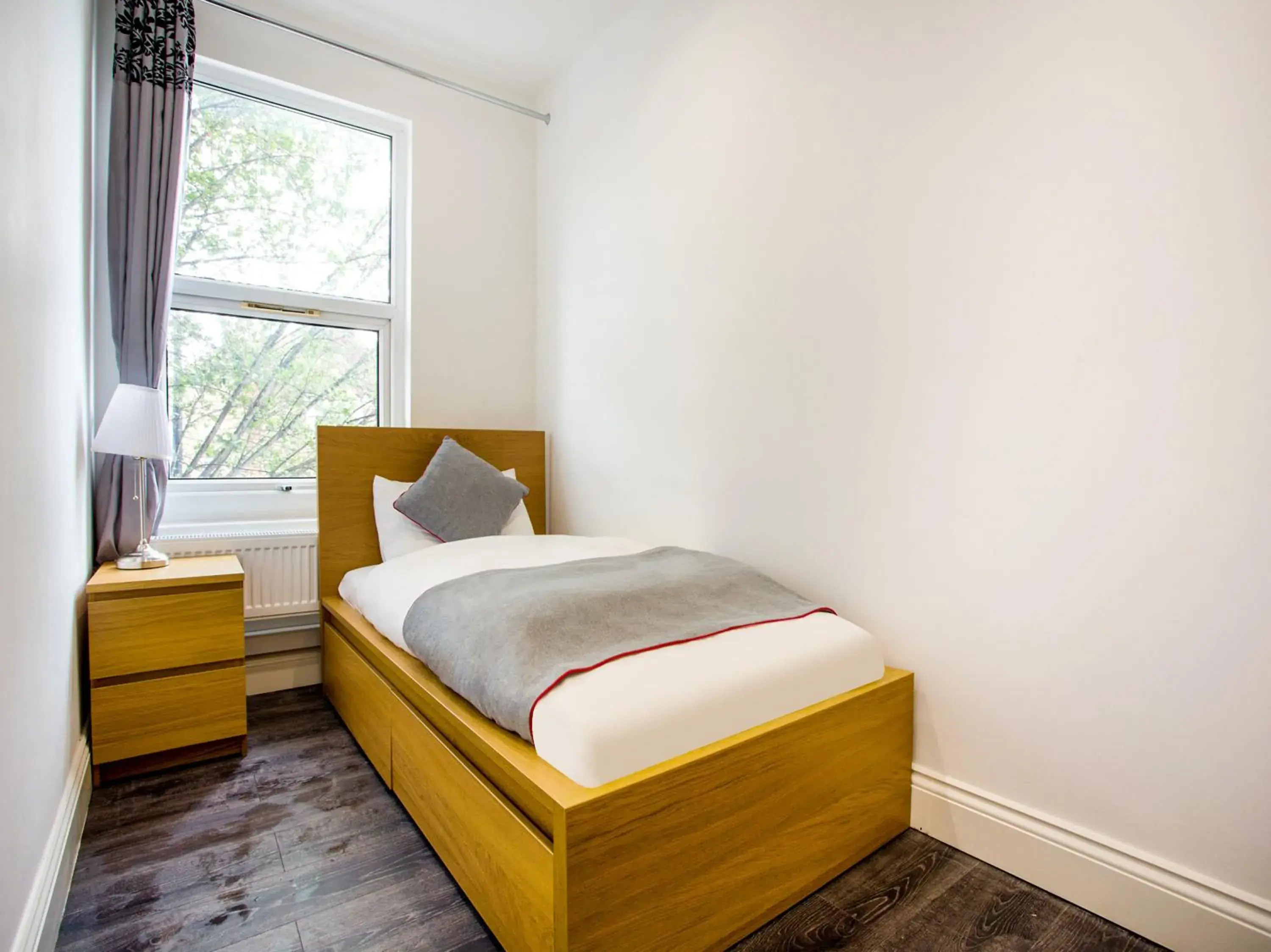 Photo of the whole room, Bed in The Broadway Hotel - London Heathrow Photo of the whole room, Bed in The Broadway Hotel - London Heathrow