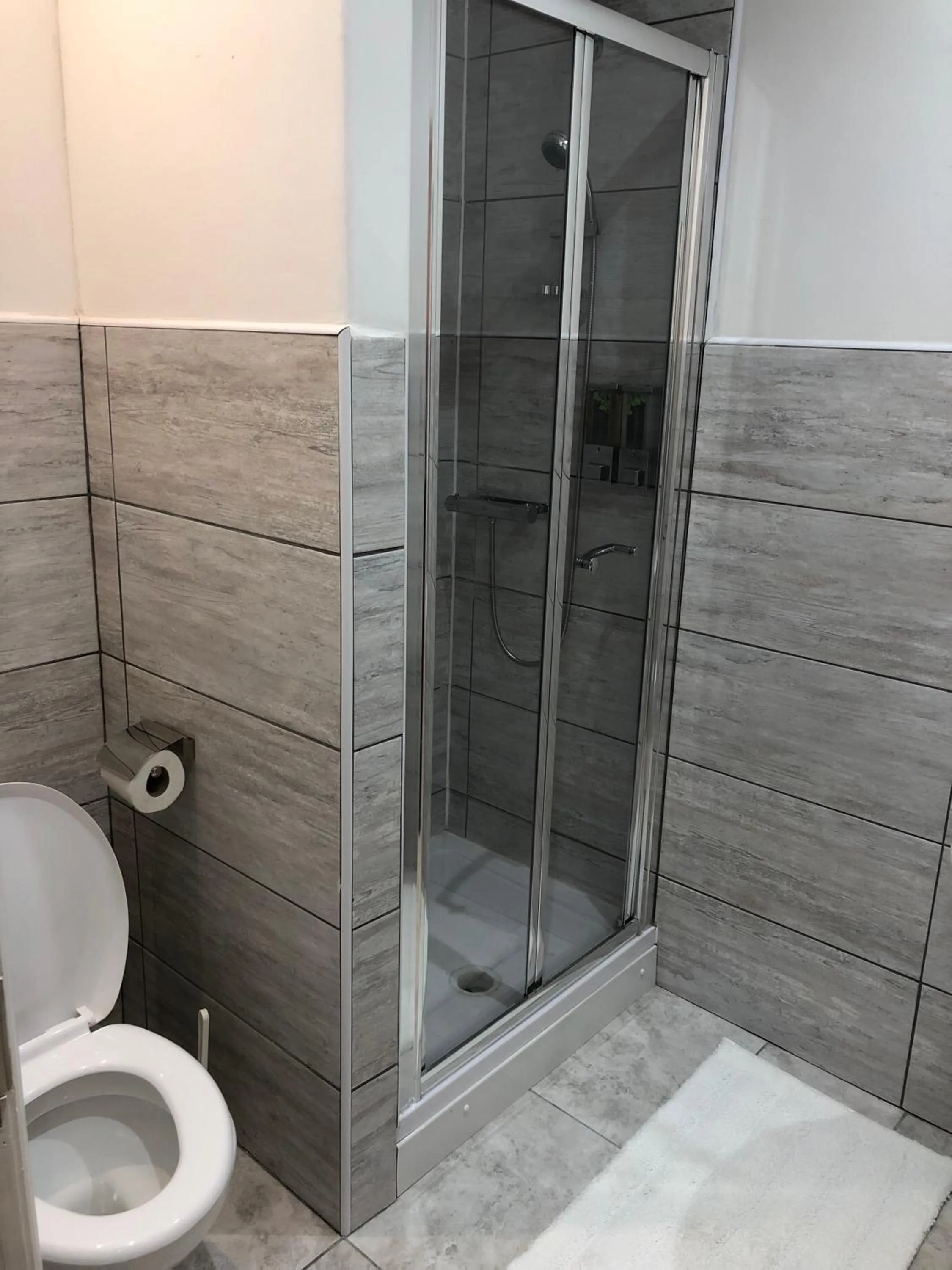 Bathroom in The Broadway Hotel - London Heathrow