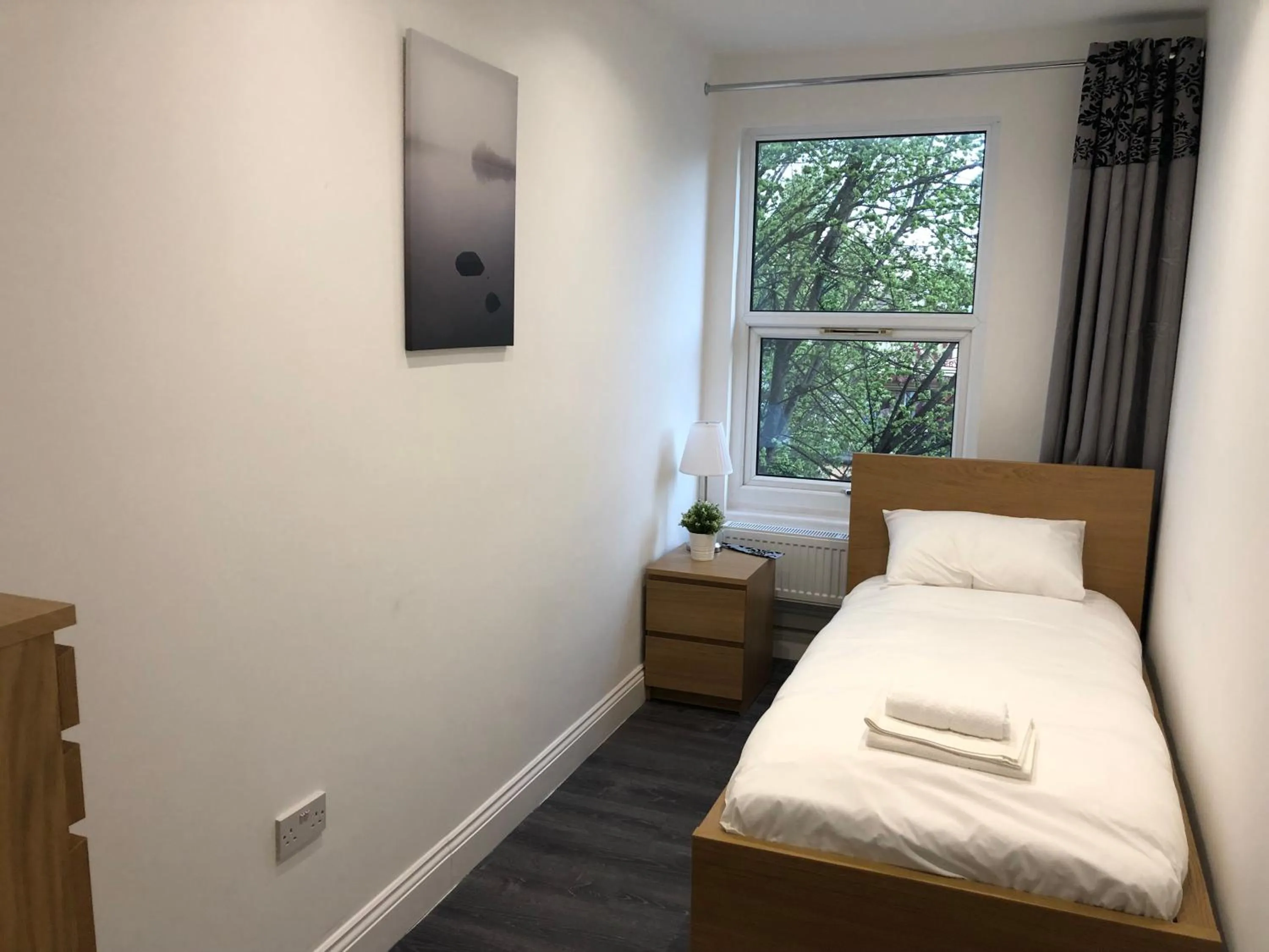 Bed in The Broadway Hotel - London Heathrow