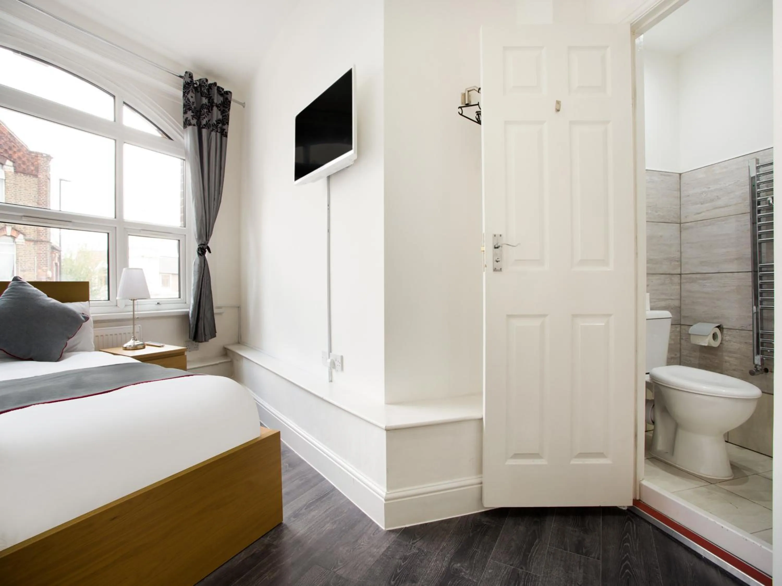 Photo of the whole room, Bed in The Broadway Hotel - London Heathrow