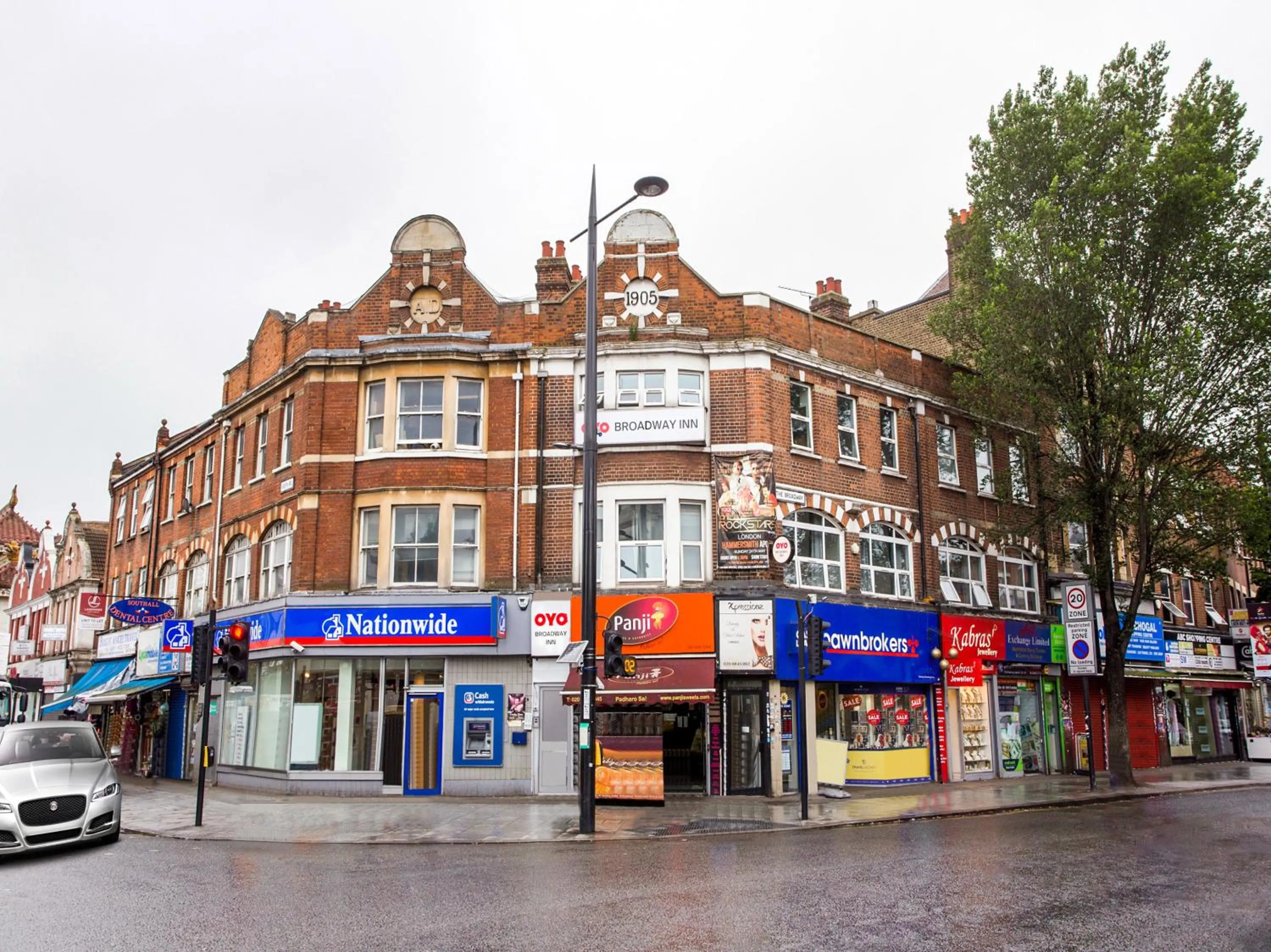 Property building in The Broadway Hotel - London Heathrow