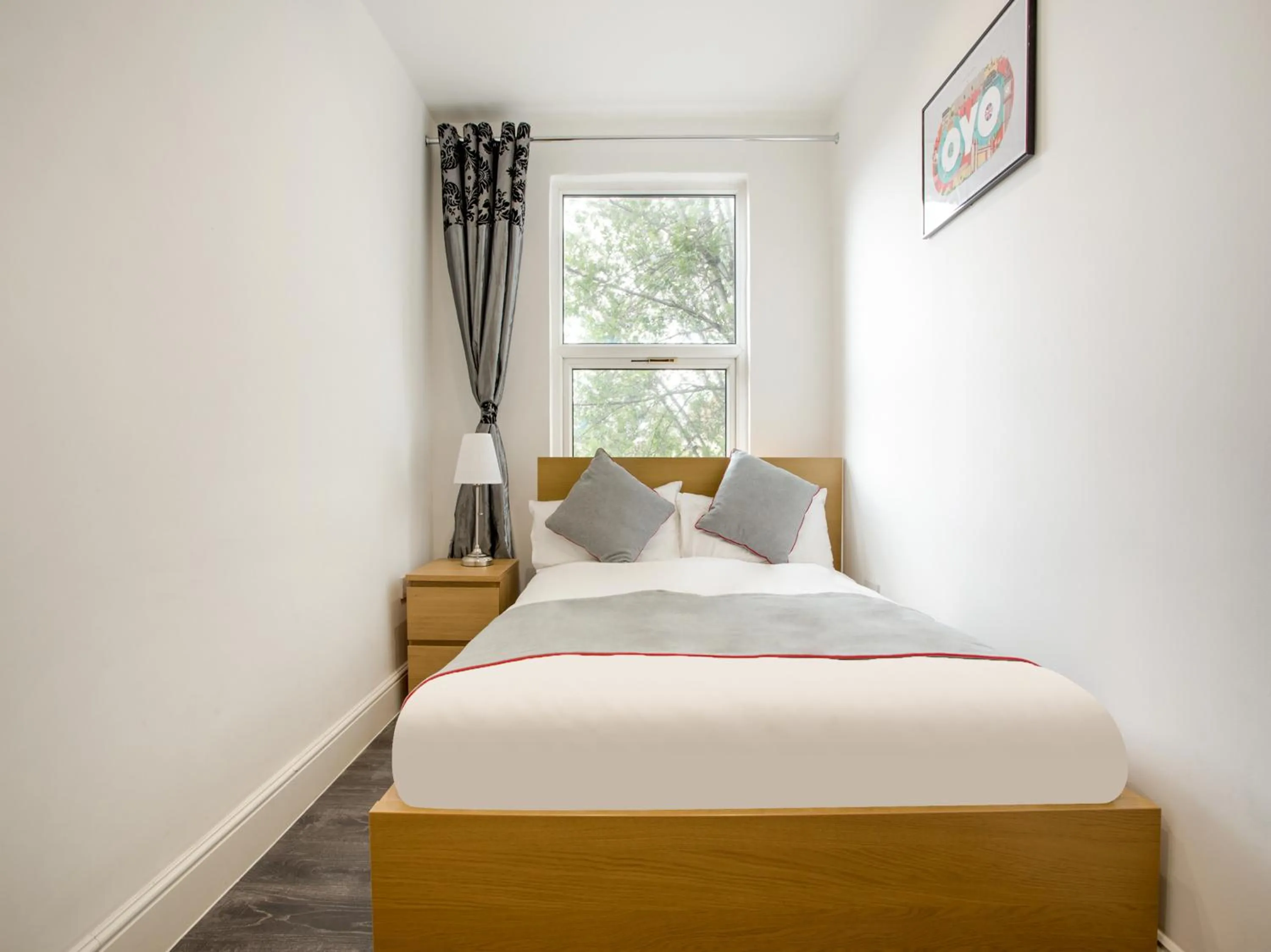 Photo of the whole room, Bed in The Broadway Hotel - London Heathrow