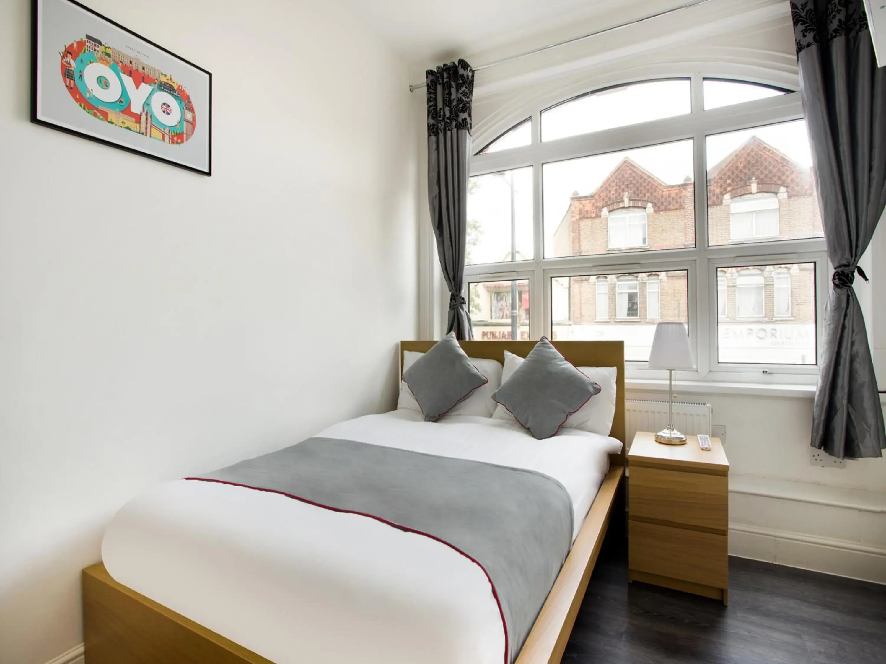 Photo of the whole room, Bed in The Broadway Hotel - London Heathrow Photo of the whole room, Bed in The Broadway Hotel - London Heathrow