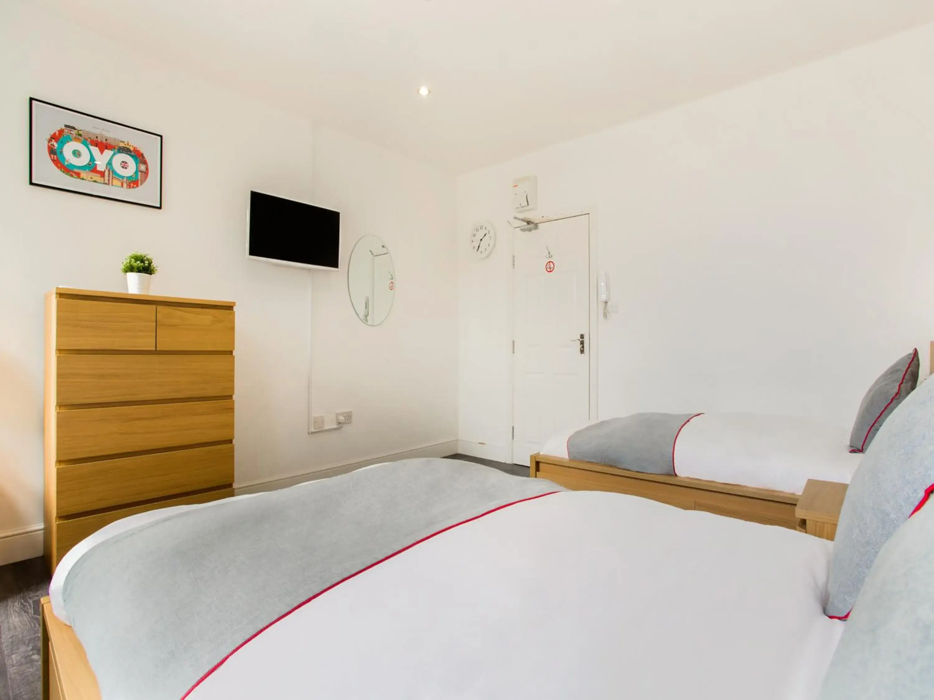 TV and multimedia, Bed in The Broadway Hotel - London Heathrow TV and multimedia, Bed in The Broadway Hotel - London Heathrow