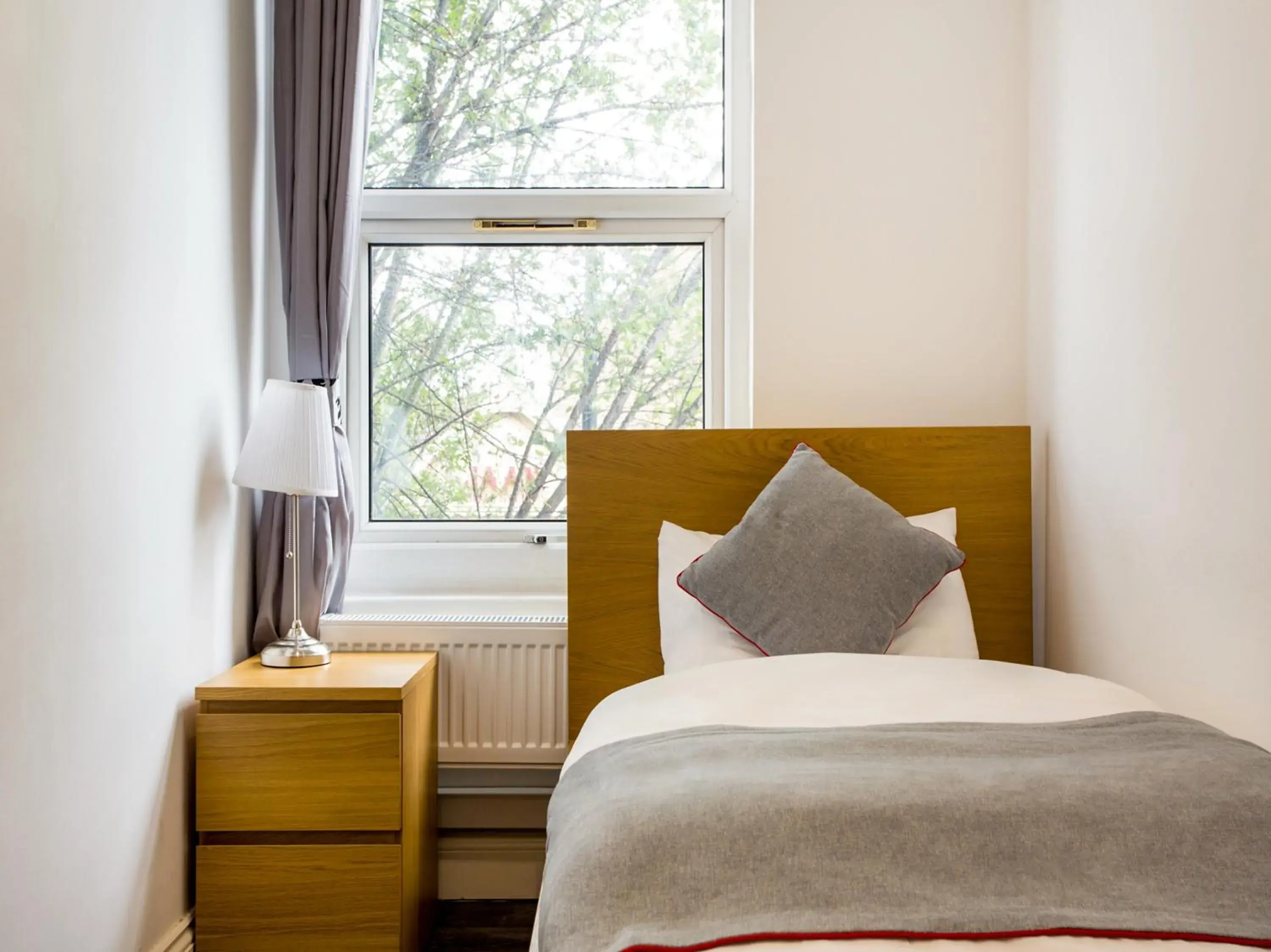 Photo of the whole room, Bed in The Broadway Hotel - London Heathrow Photo of the whole room, Bed in The Broadway Hotel - London Heathrow