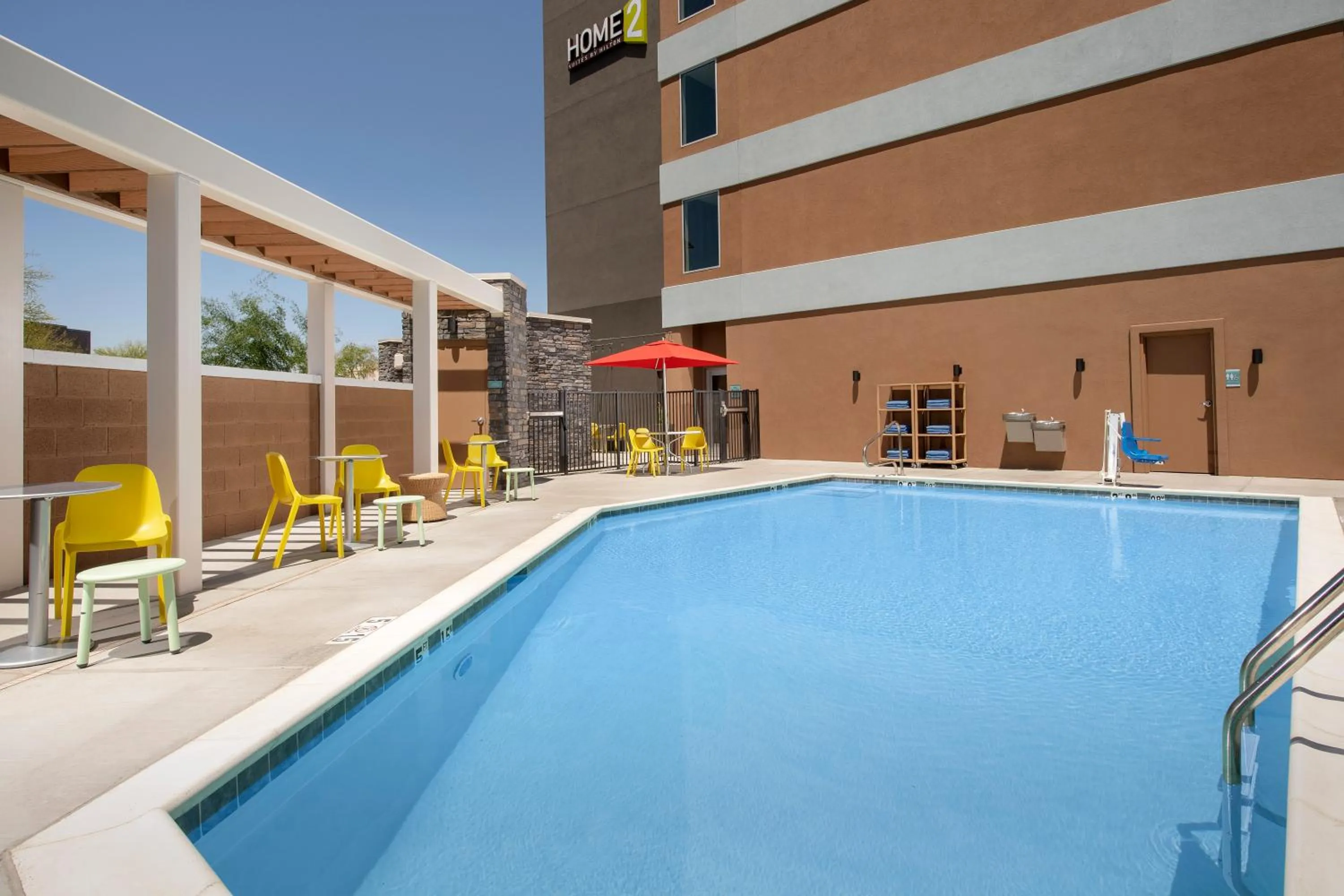 Swimming pool in Home2 Suites By Hilton Phoenix Airport South