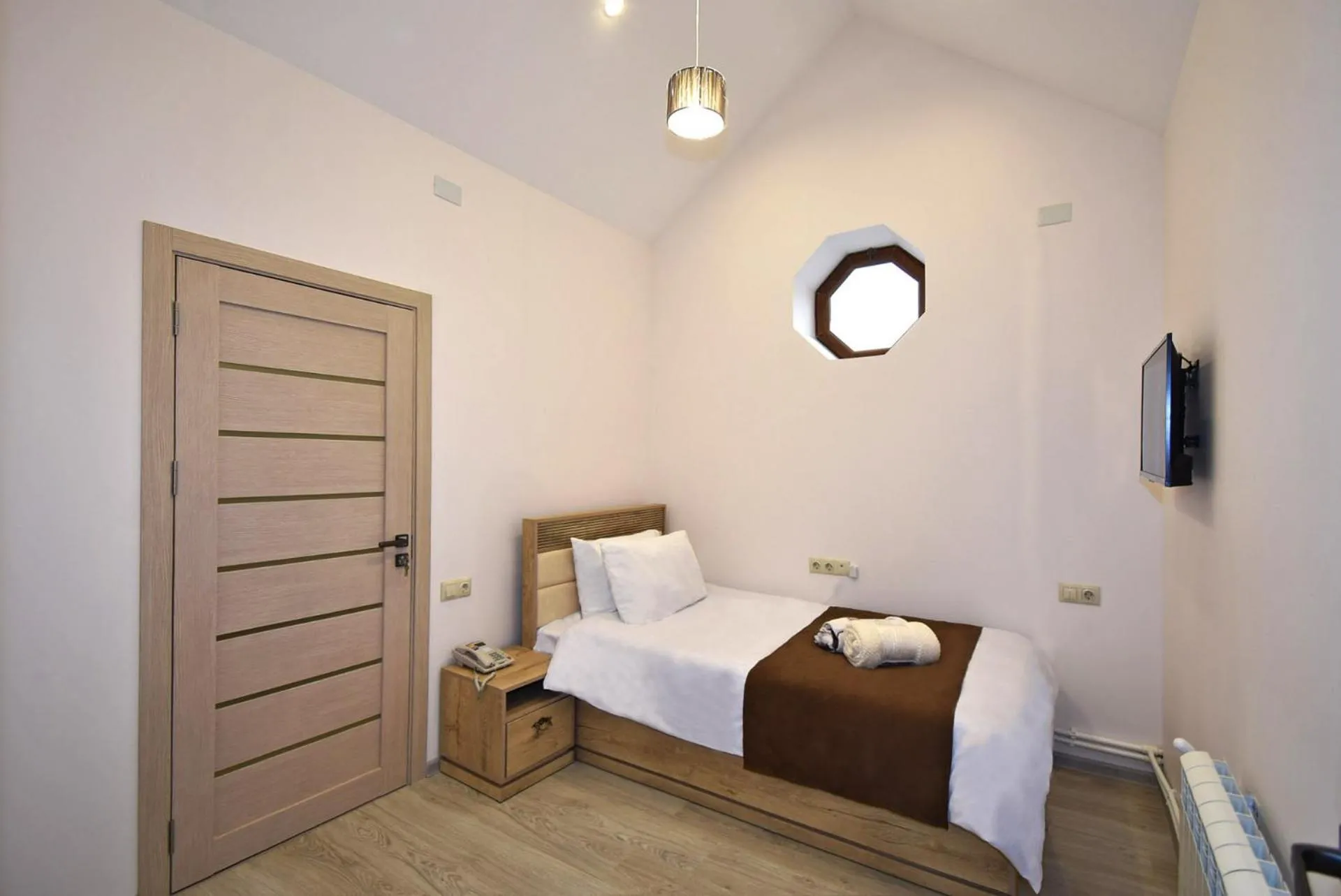 Budget Single Room - single occupancy in Patriott Hotel