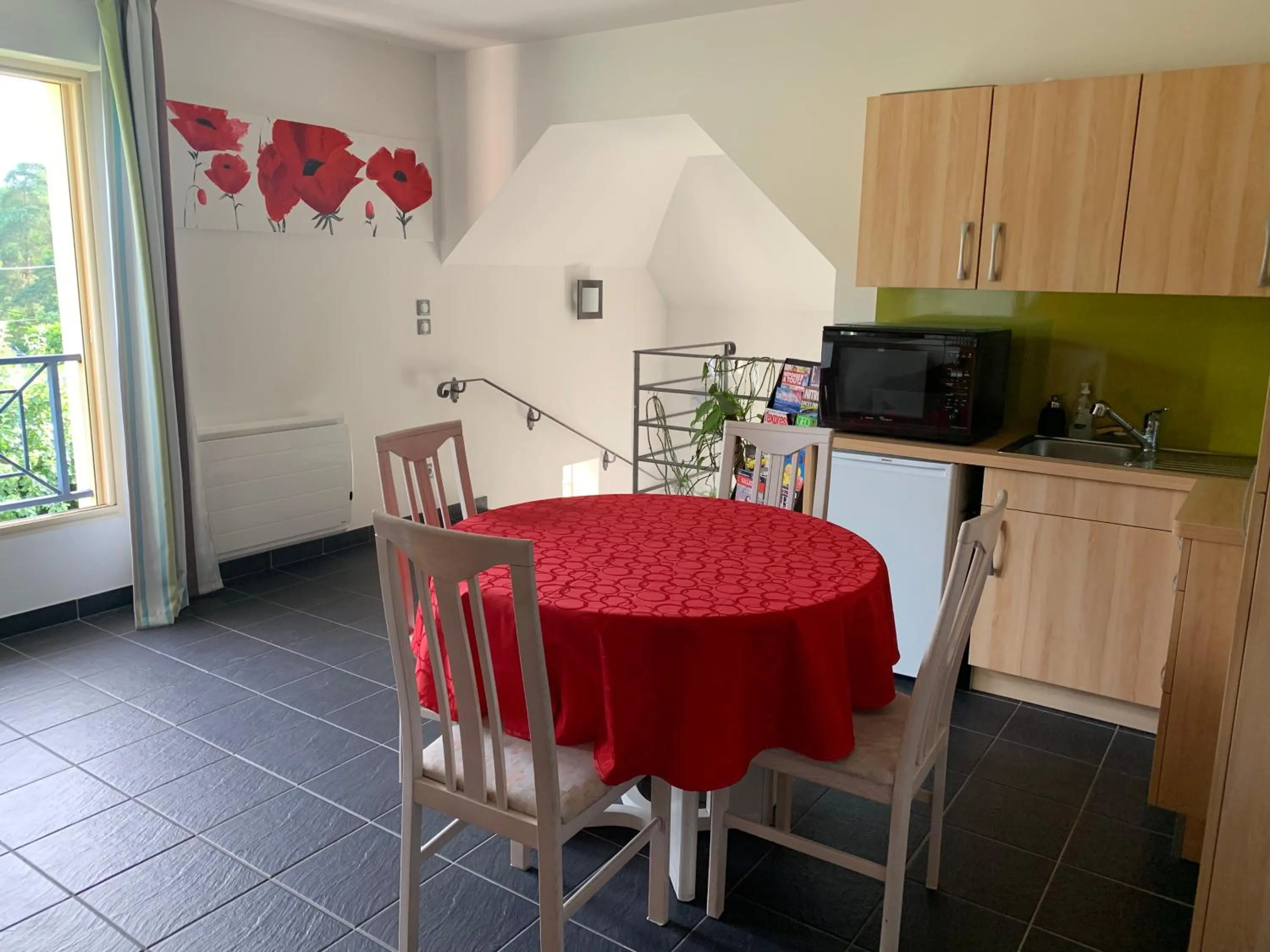 Dining area in La Raimbaudière