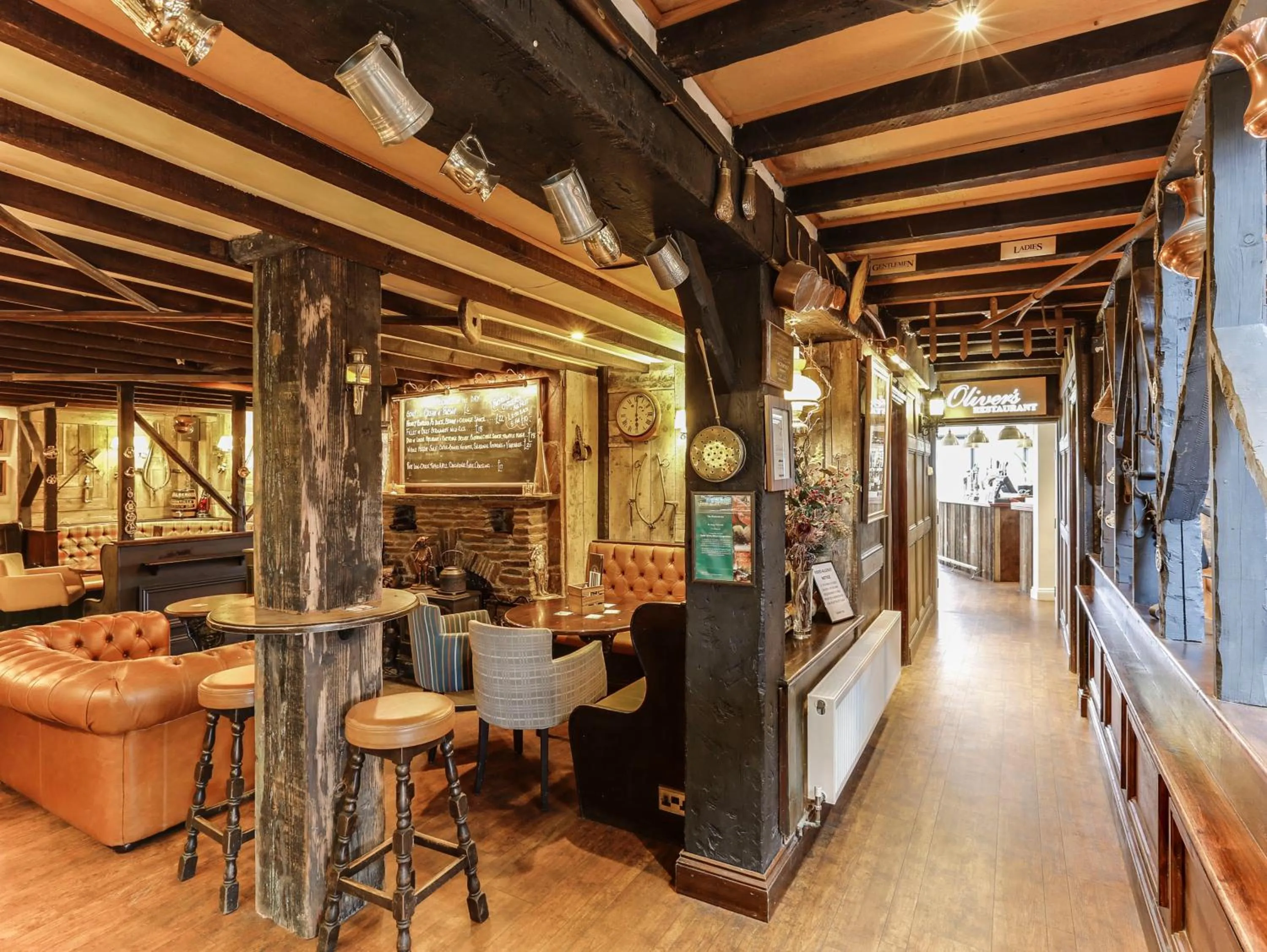 Lounge or bar in The Pickwick Inn & Oliver's Restaurant