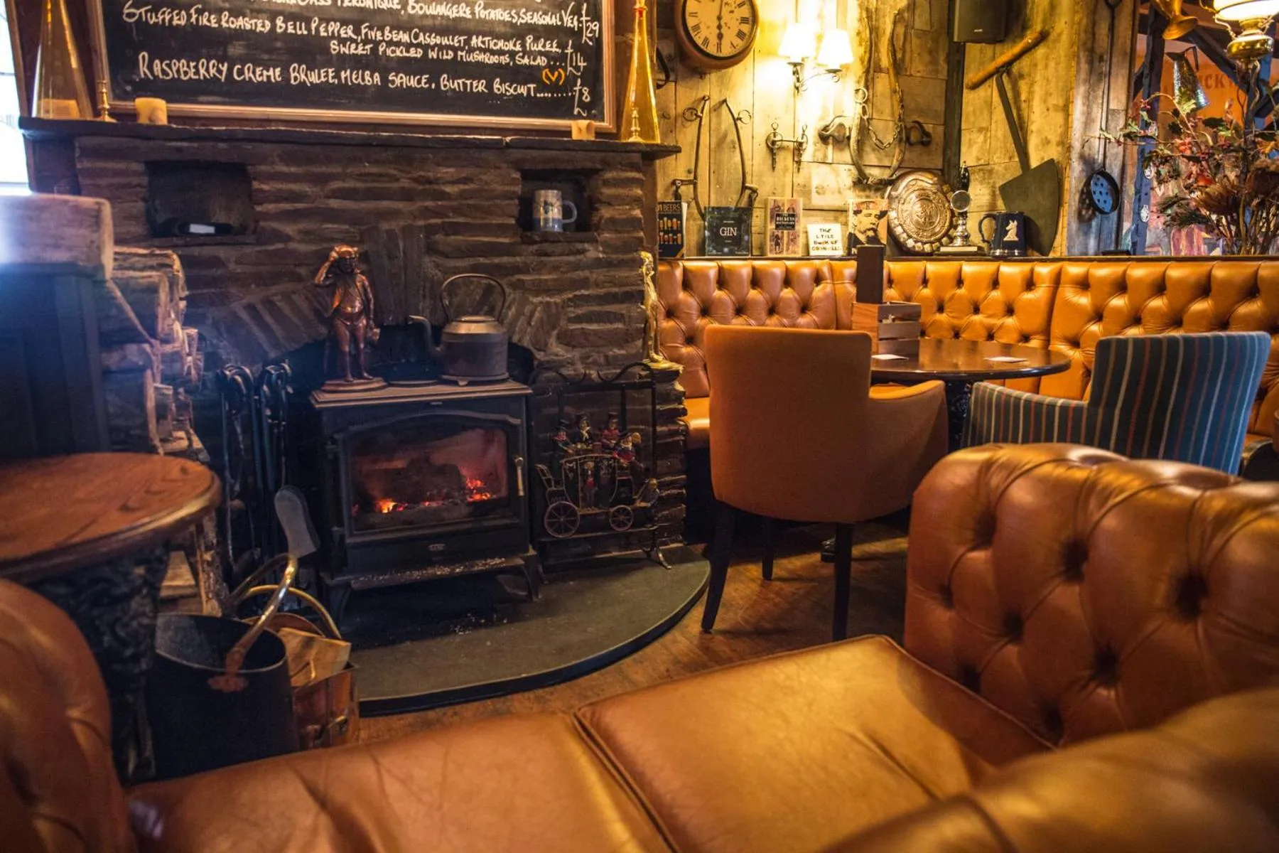 Lounge or bar in The Pickwick Inn & Oliver's Restaurant