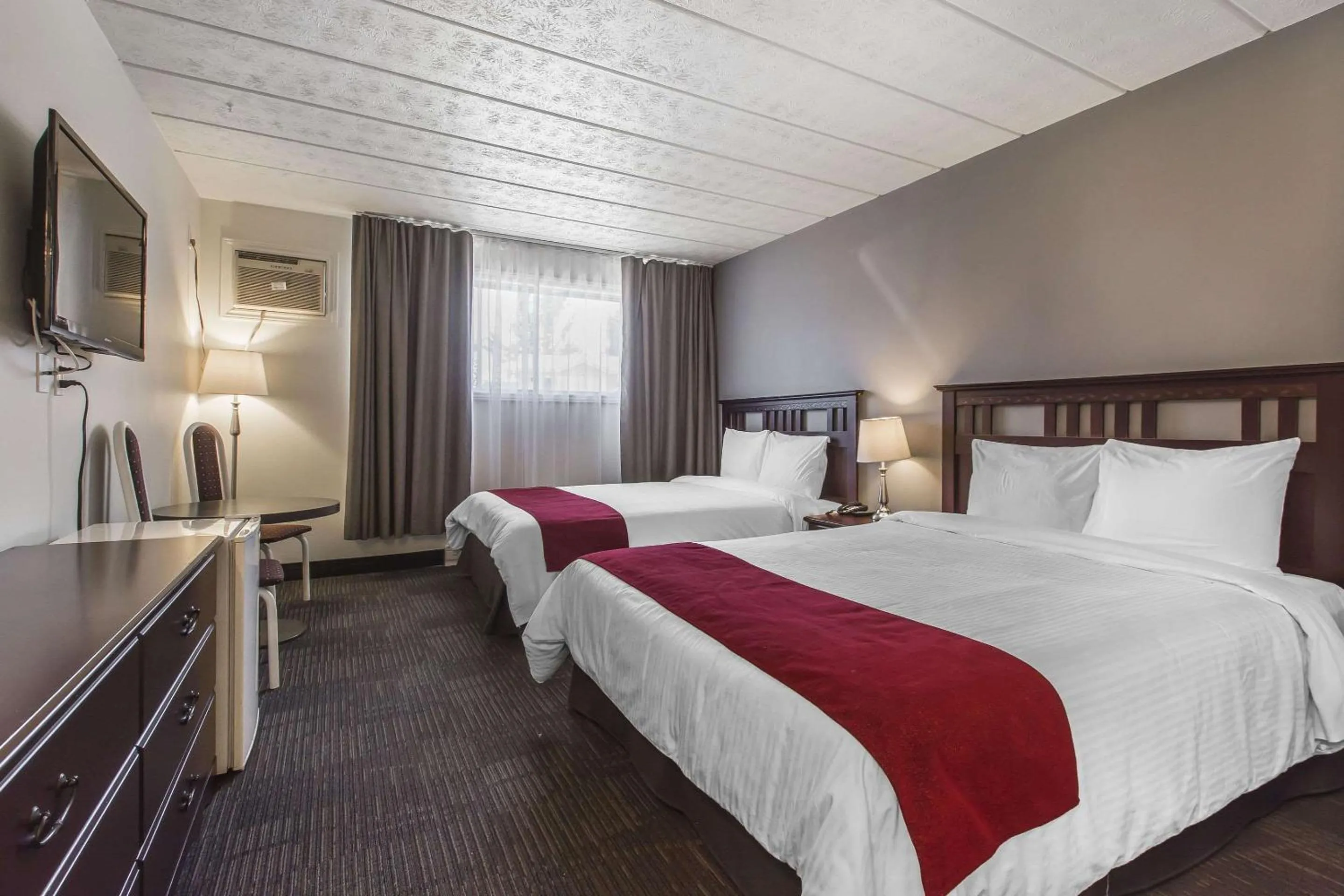 Photo of the whole room, Bed in Hôtel Le Principal