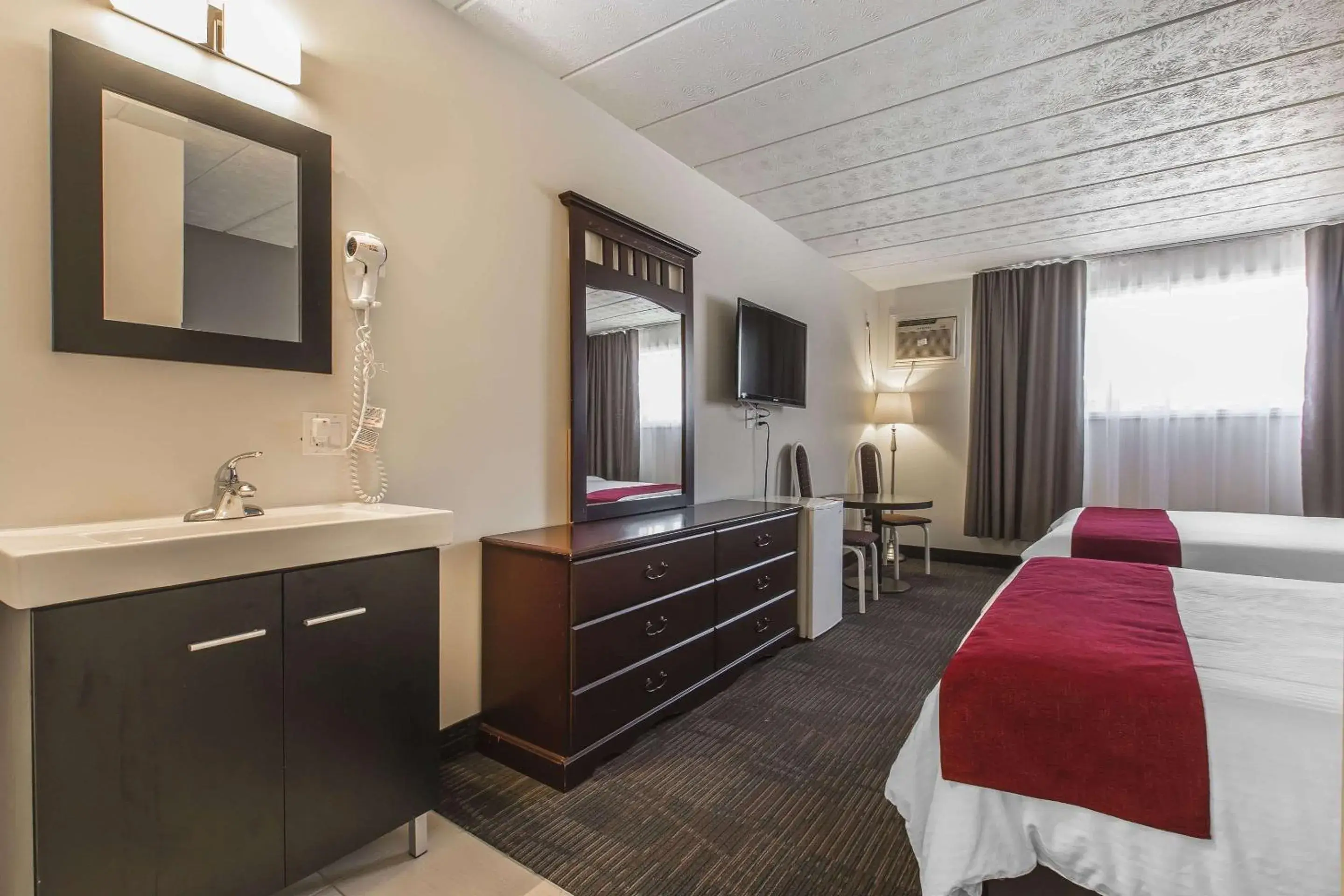 Economy Queen Room with Two Queen Beds - Half basement- Non-Smoking in Hôtel Le Principal Economy Queen Room with Two Queen Beds - Half basement- Non-Smoking in Hôtel Le Principal