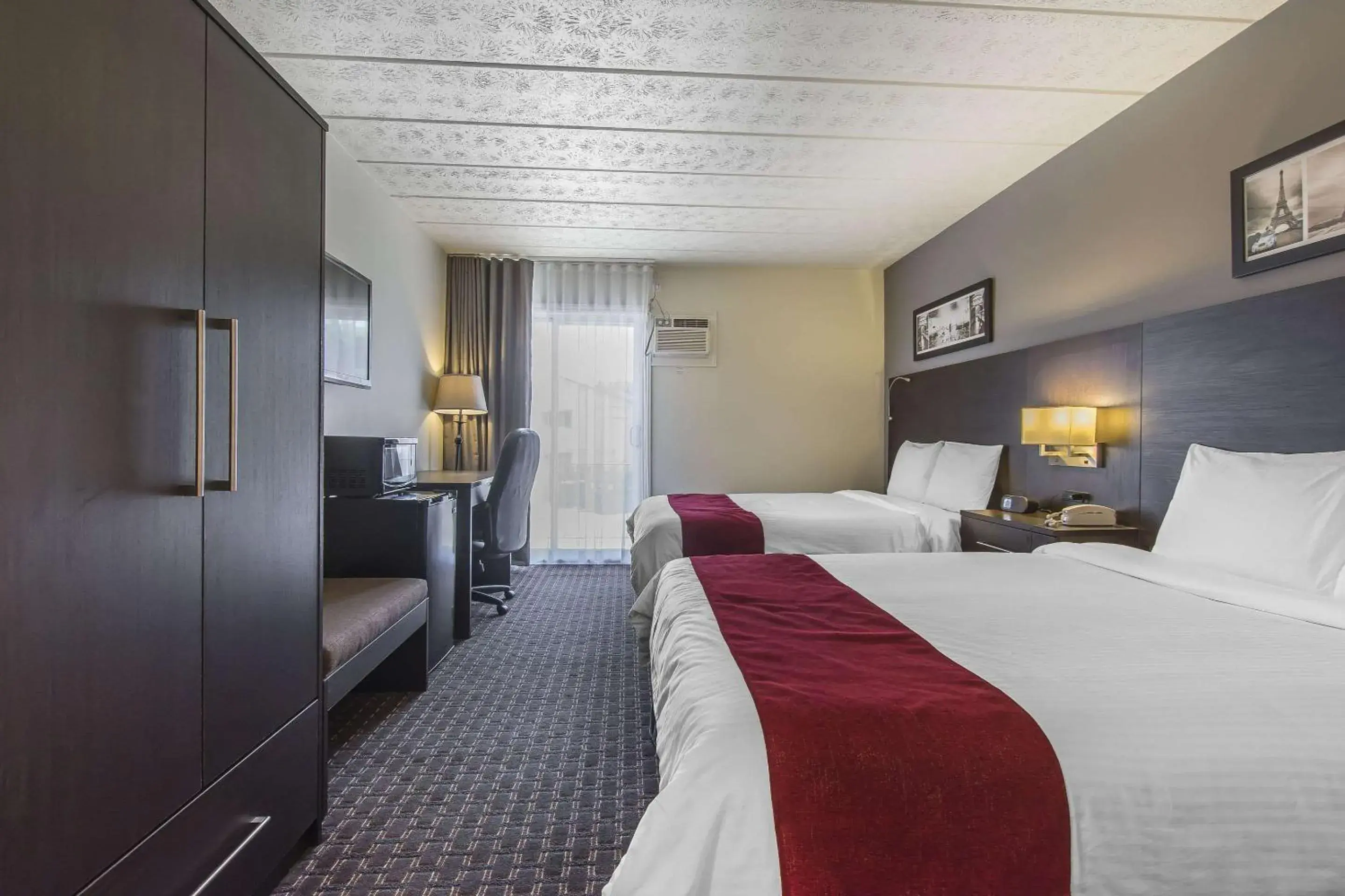 Queen Room with Two Queen Beds - Non-Smoking in Hôtel Le Principal Queen Room with Two Queen Beds - Non-Smoking in Hôtel Le Principal