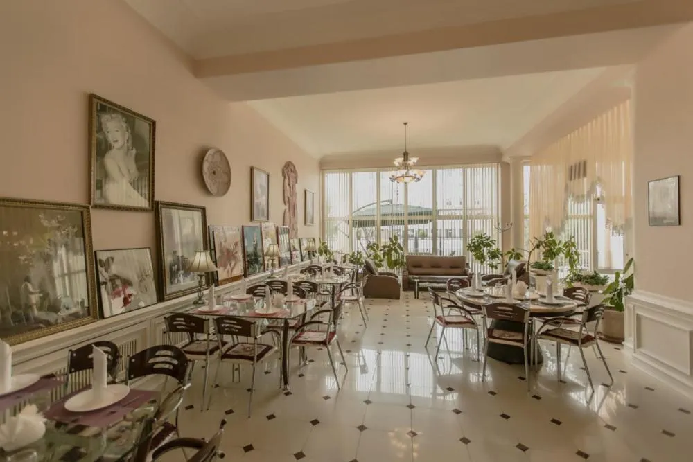 Restaurant/places to eat in Konstantin Hotel