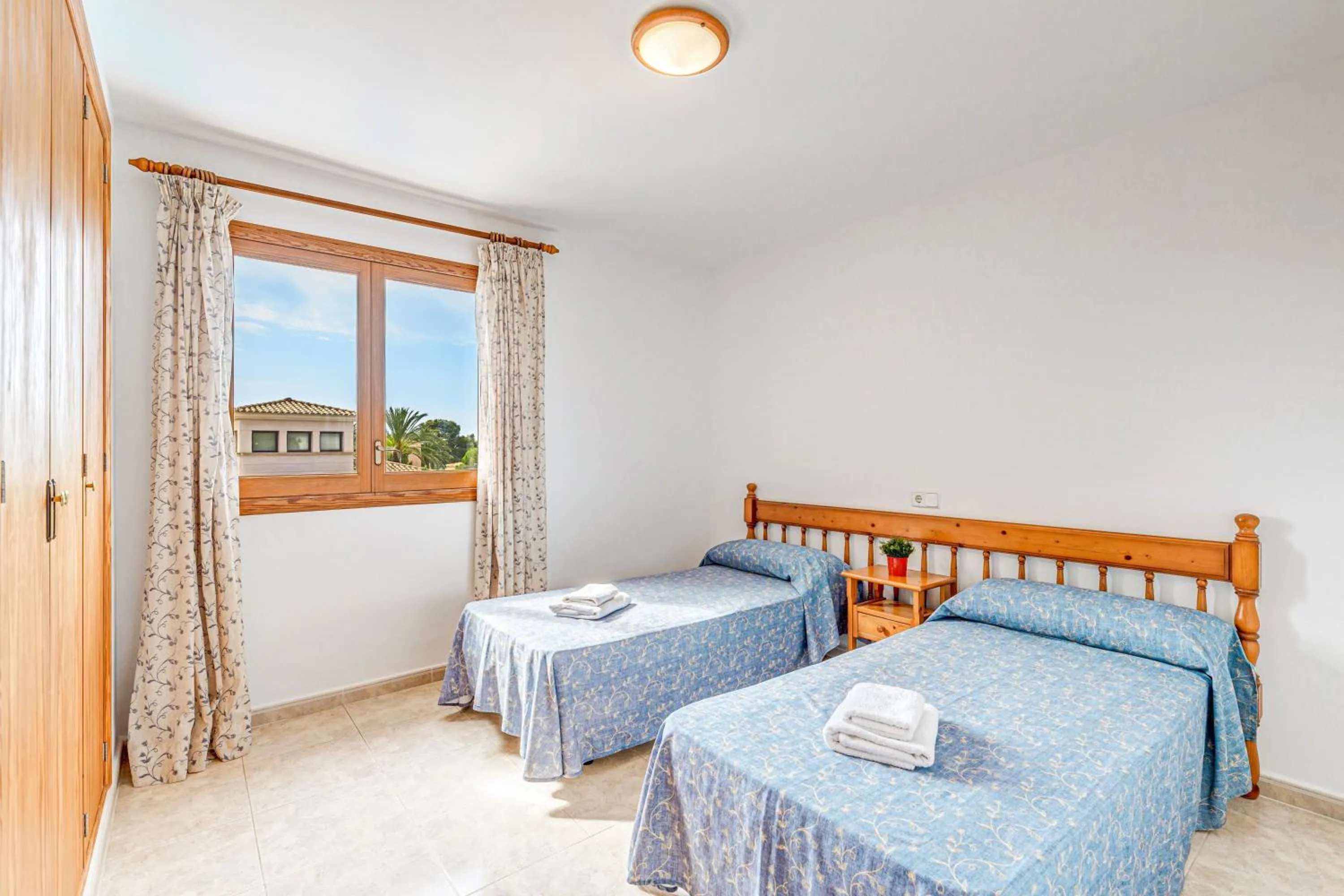 Property building, Bed in Apartamentos Karin 1ºb