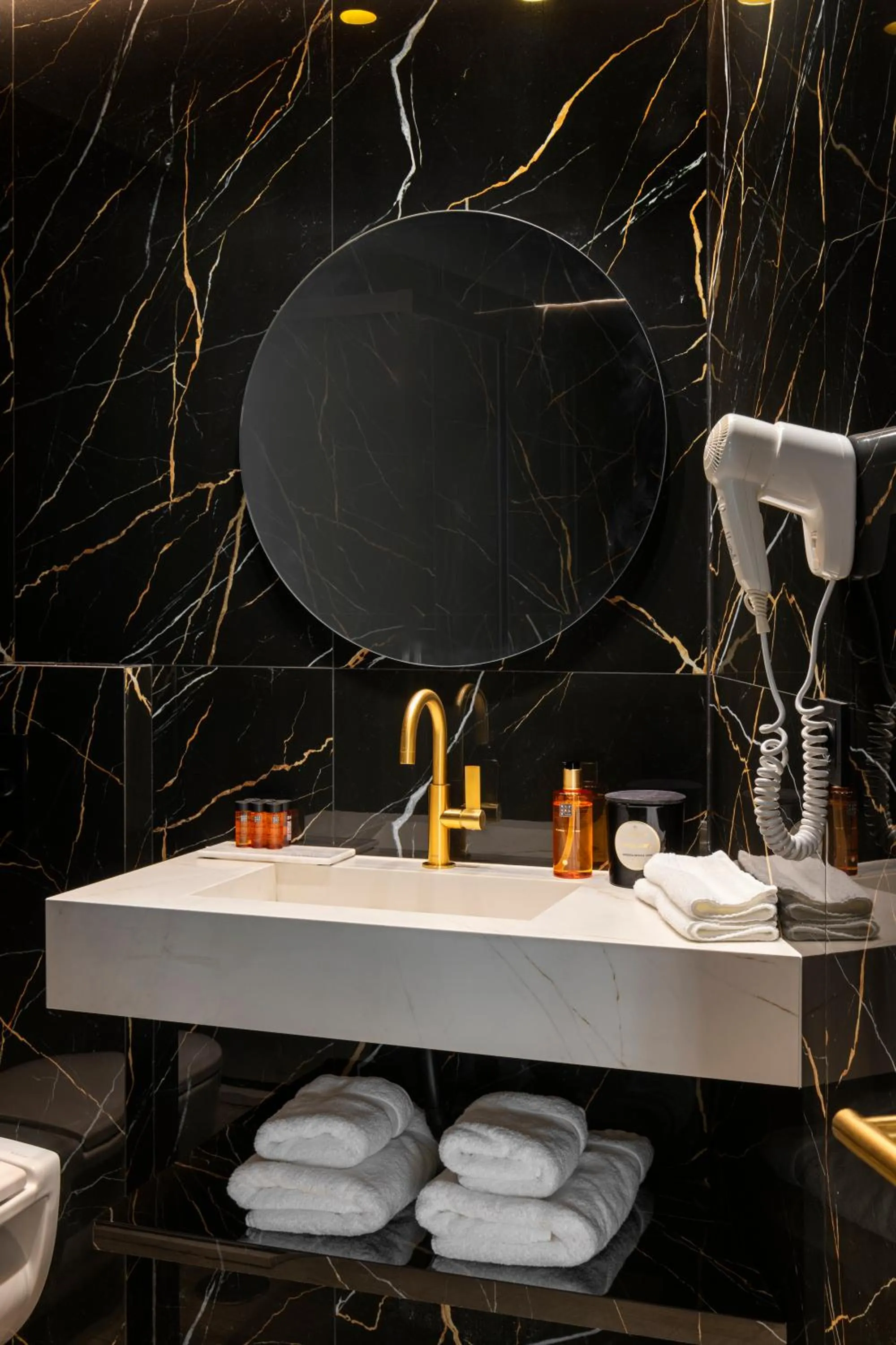 Bathroom in Apartamentos Sevilla Centro