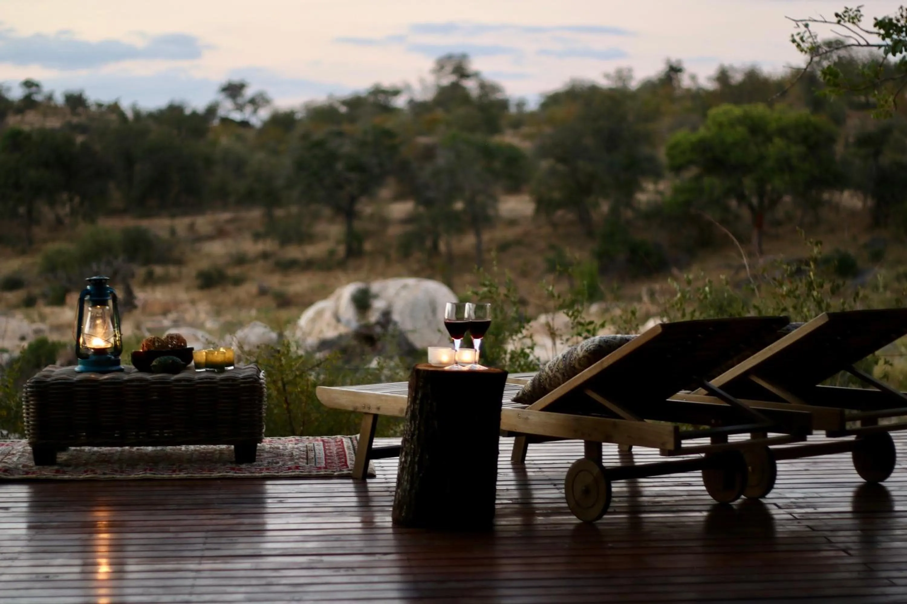 Living room in Ivory Wilderness River Rock Lodge
