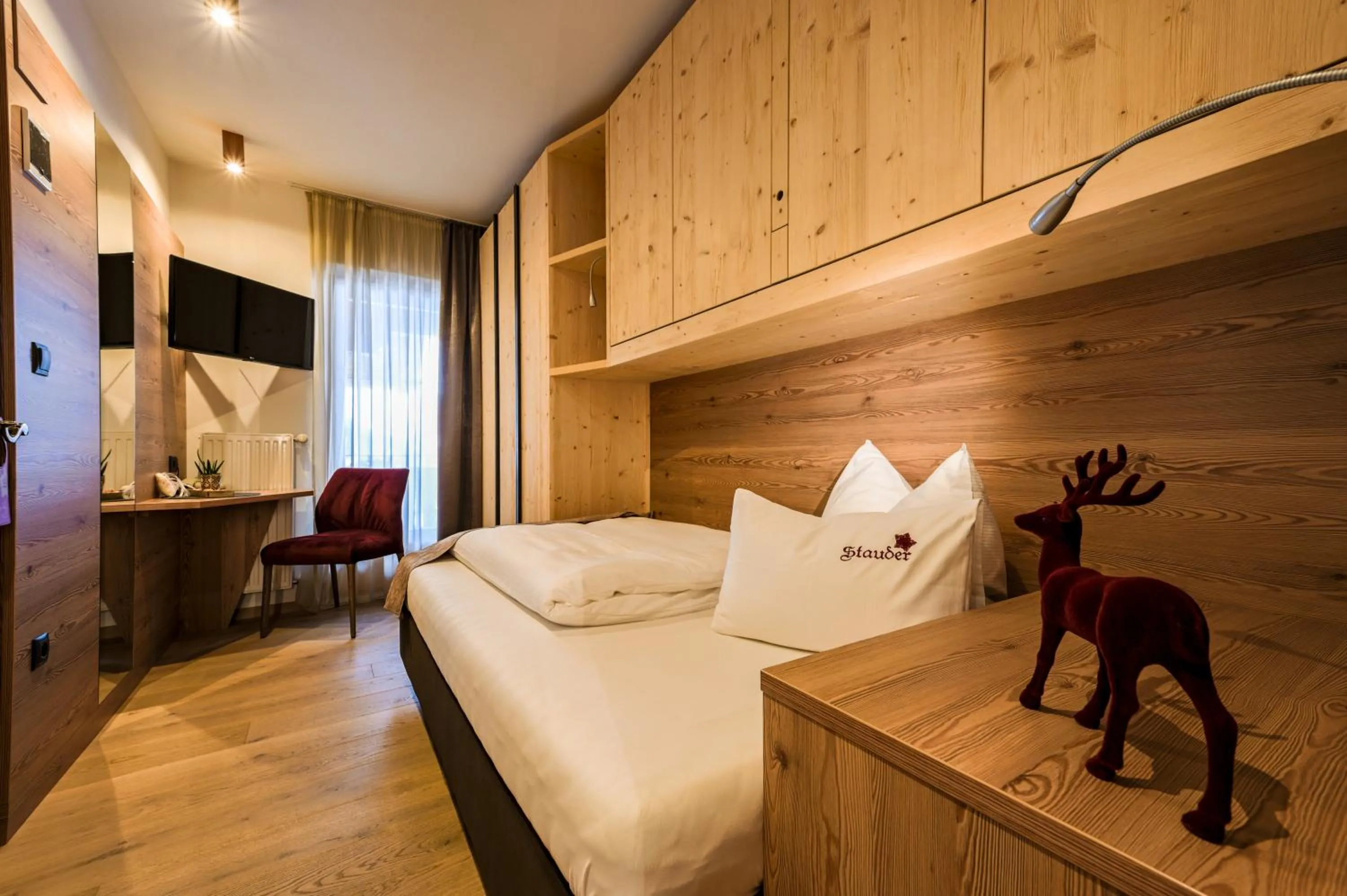Photo of the whole room, Bed in Stauder