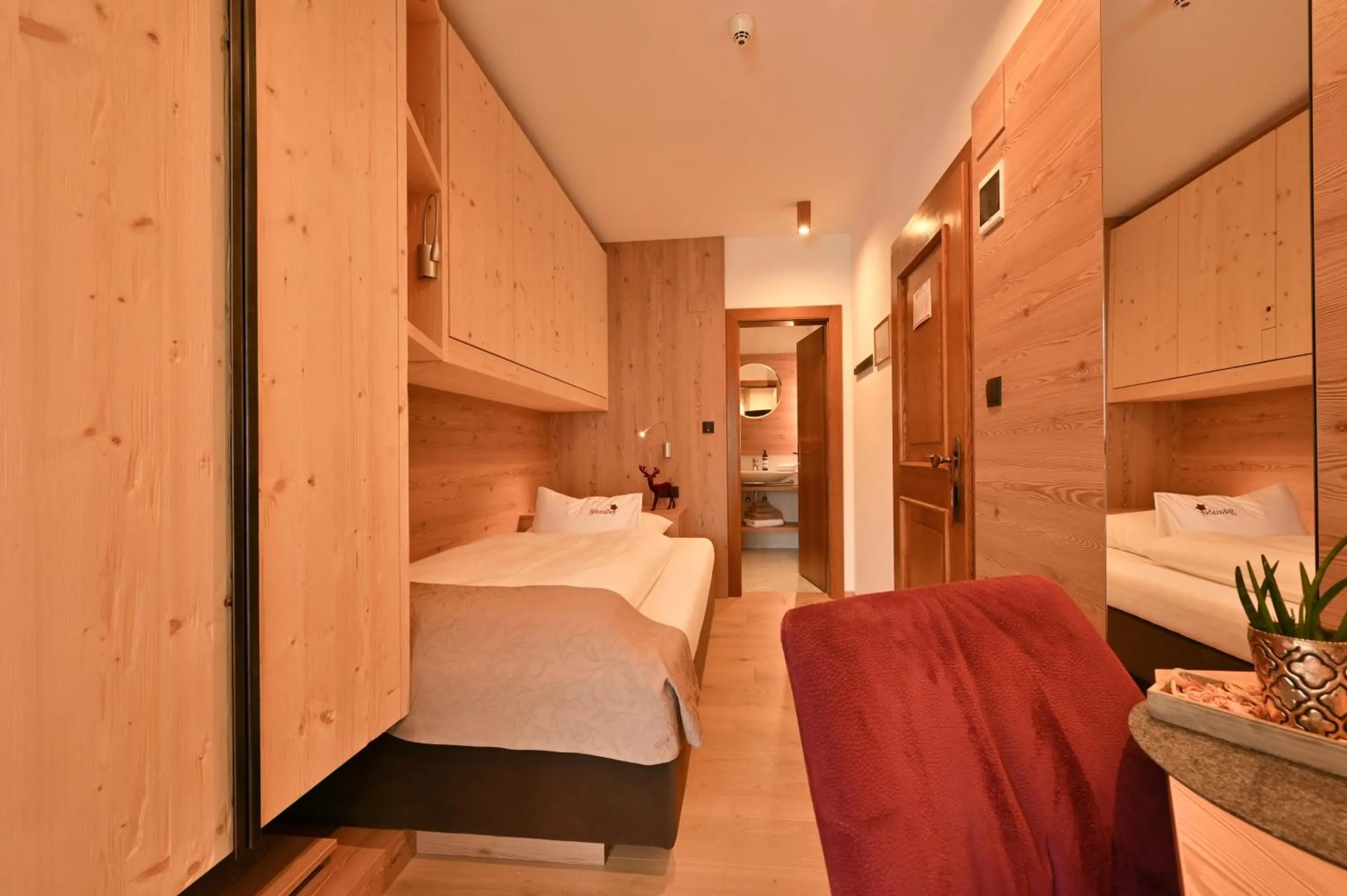 Photo of the whole room, Bed in Stauder