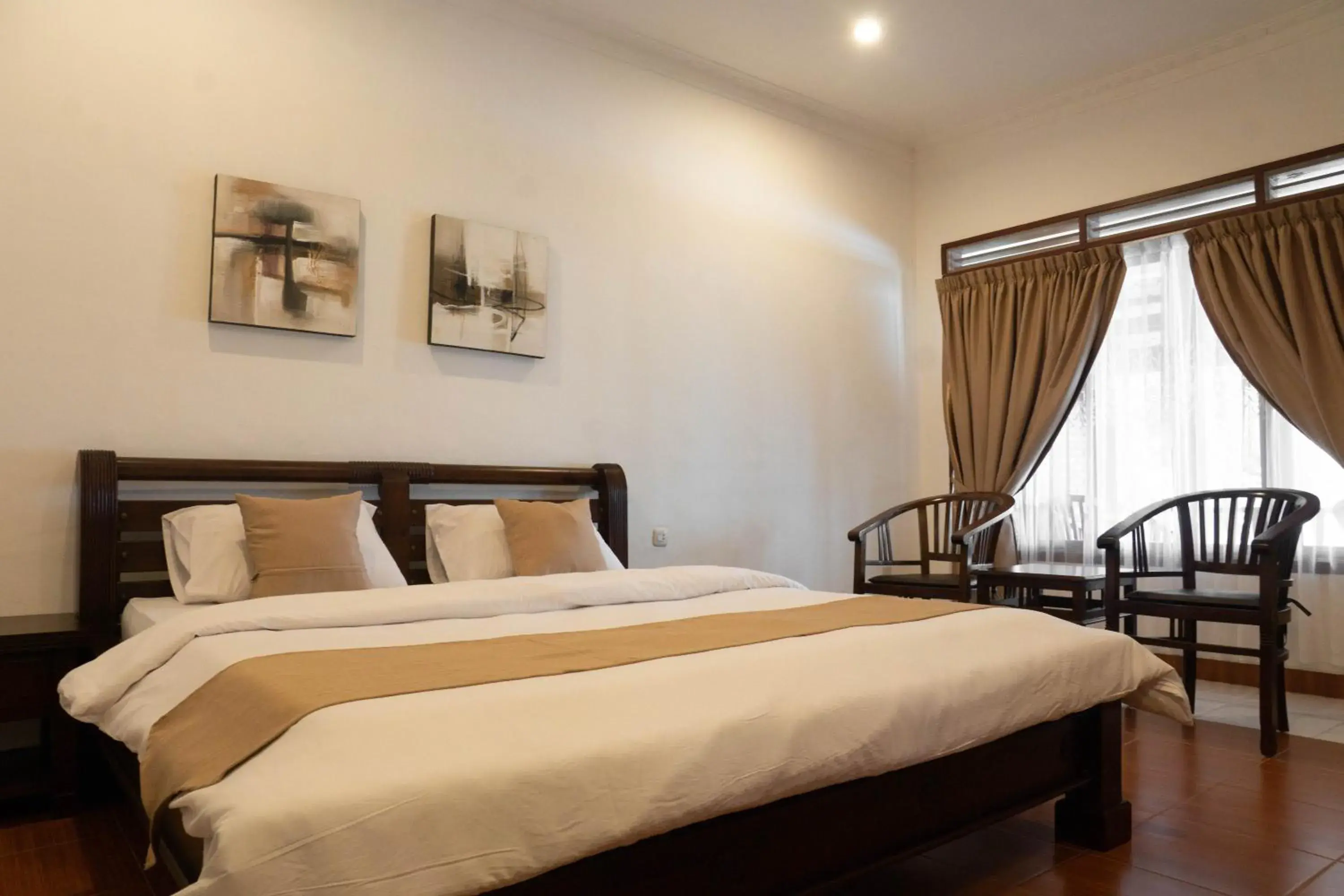 Bedroom, Bed in Toledo Inn Bedroom, Bed in Toledo Inn