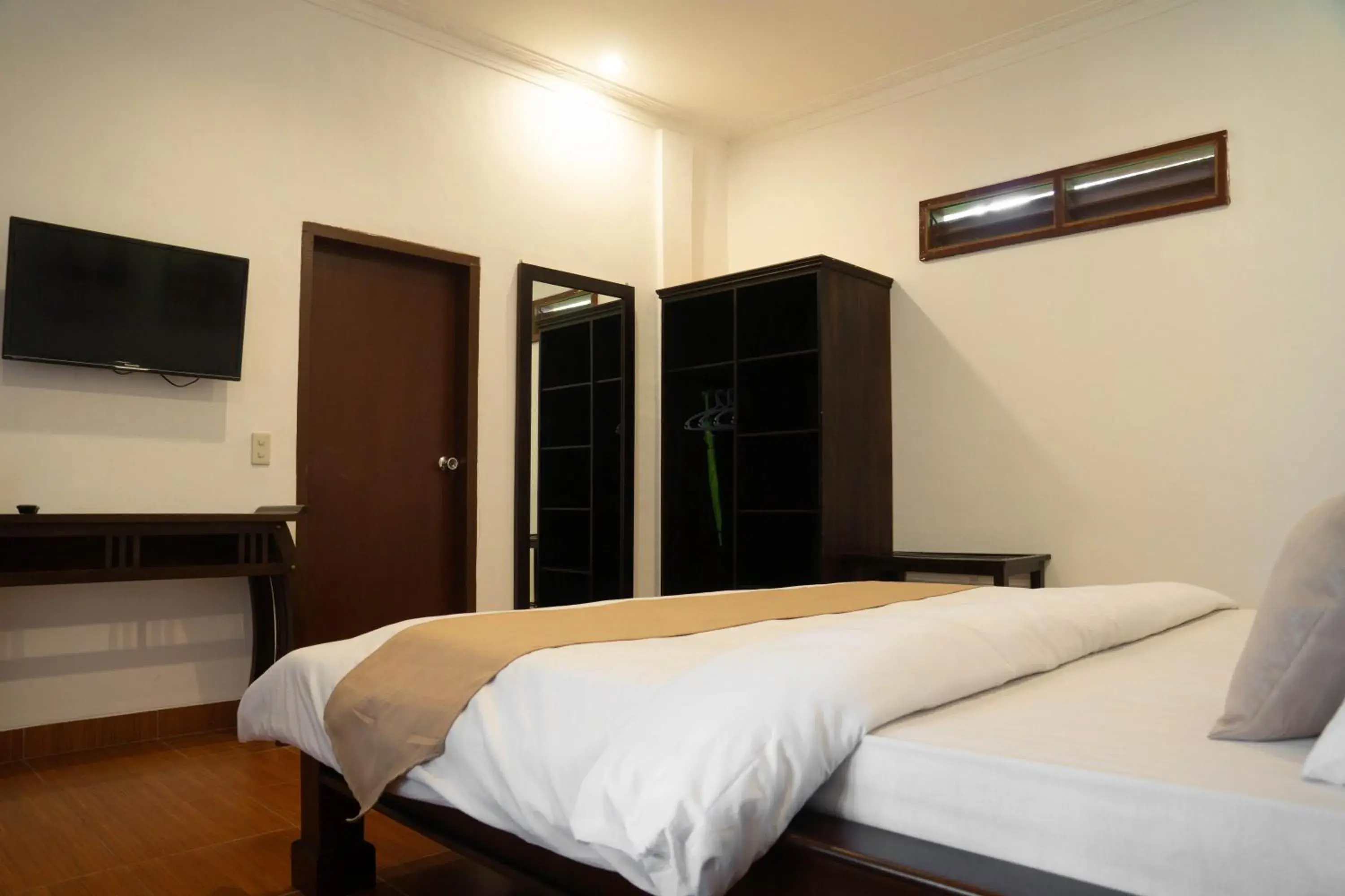 Bedroom, Bed in Toledo Inn Bedroom, Bed in Toledo Inn