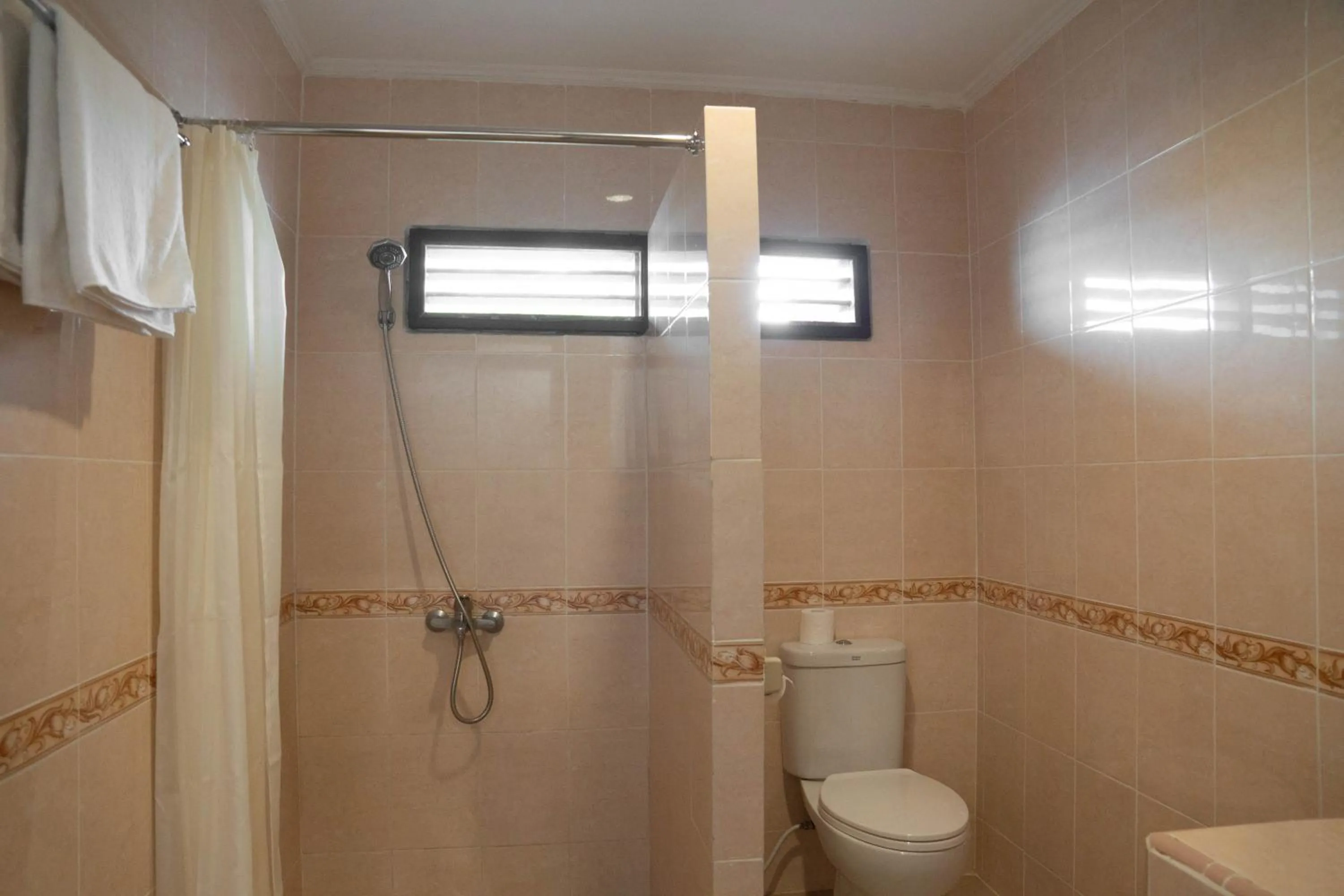 Bathroom in Toledo Inn