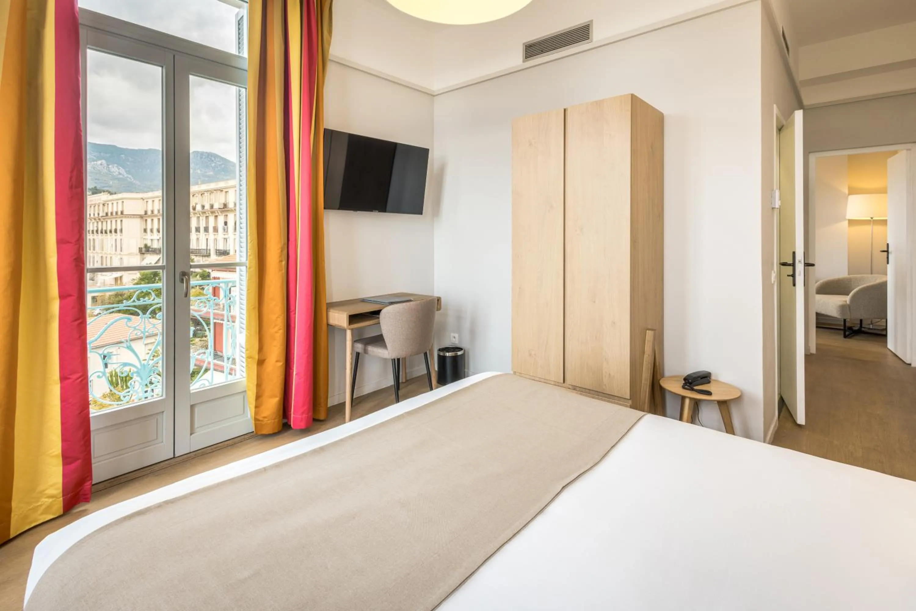 Photo of the whole room, Bed in Hôtel Miléade L'Orangeraie - entièrement rénové