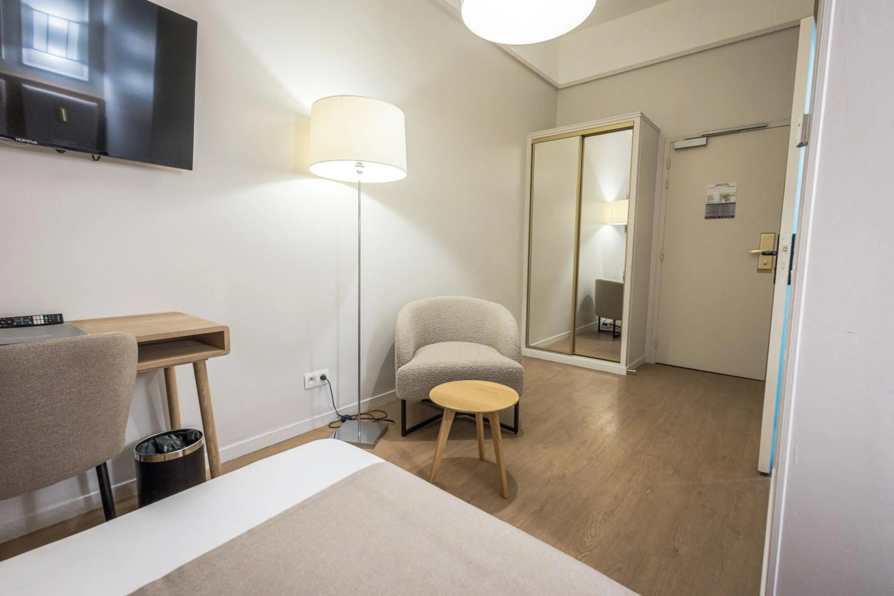 Photo of the whole room, Bed in Hôtel Miléade L'Orangeraie - entièrement rénové