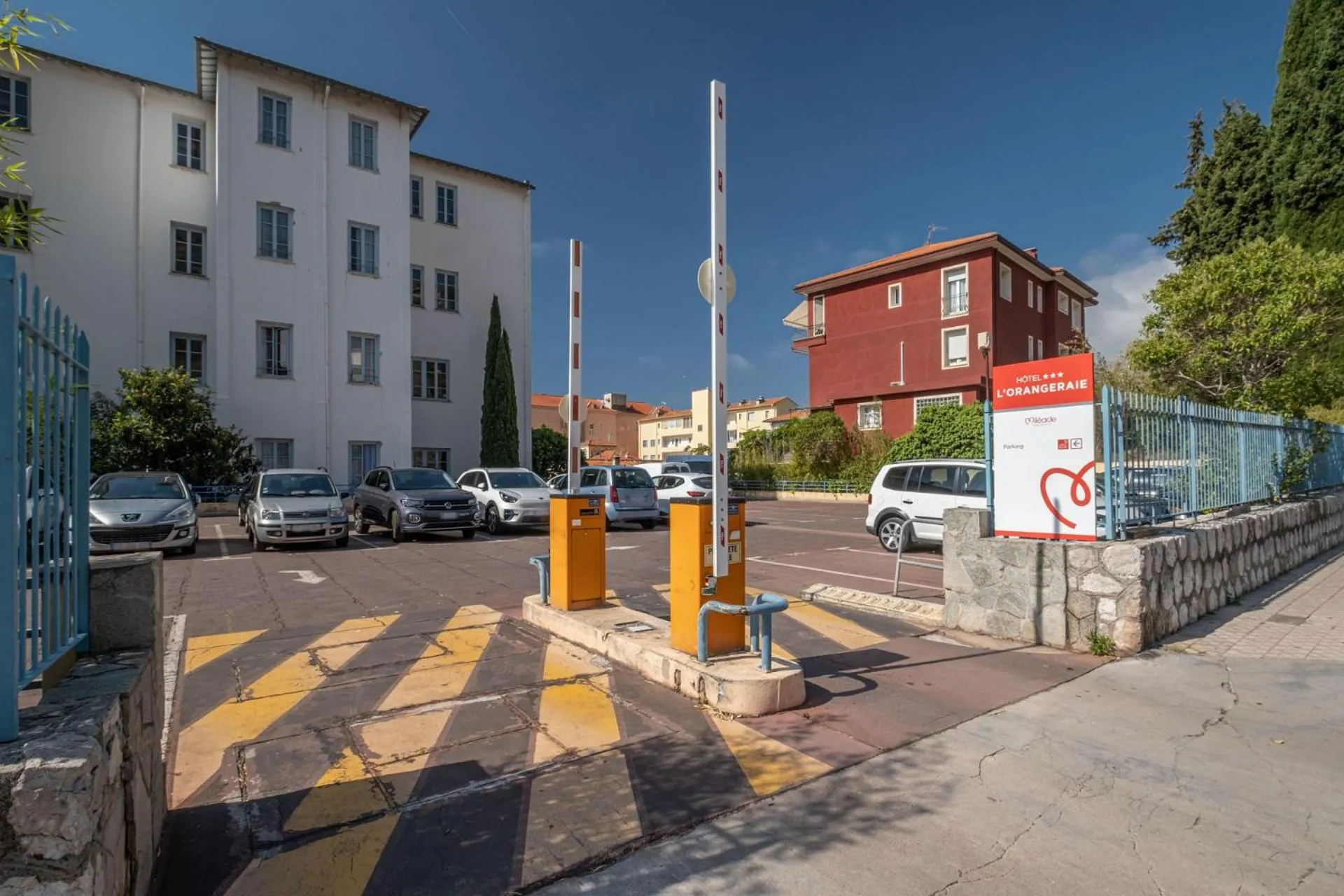 Parking in Hôtel Miléade L'Orangeraie - entièrement rénové