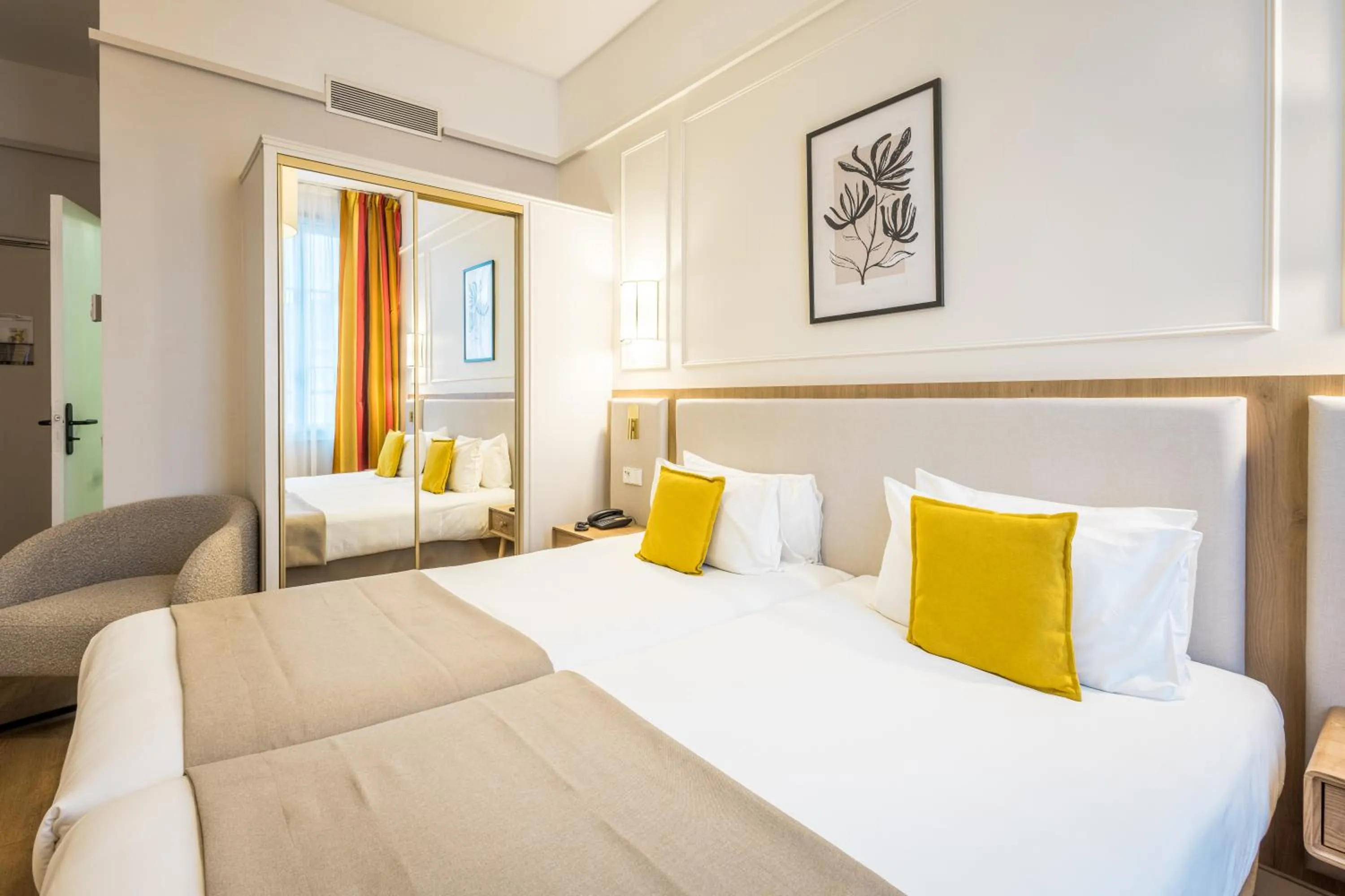 Photo of the whole room, Bed in Hôtel Miléade L'Orangeraie - entièrement rénové