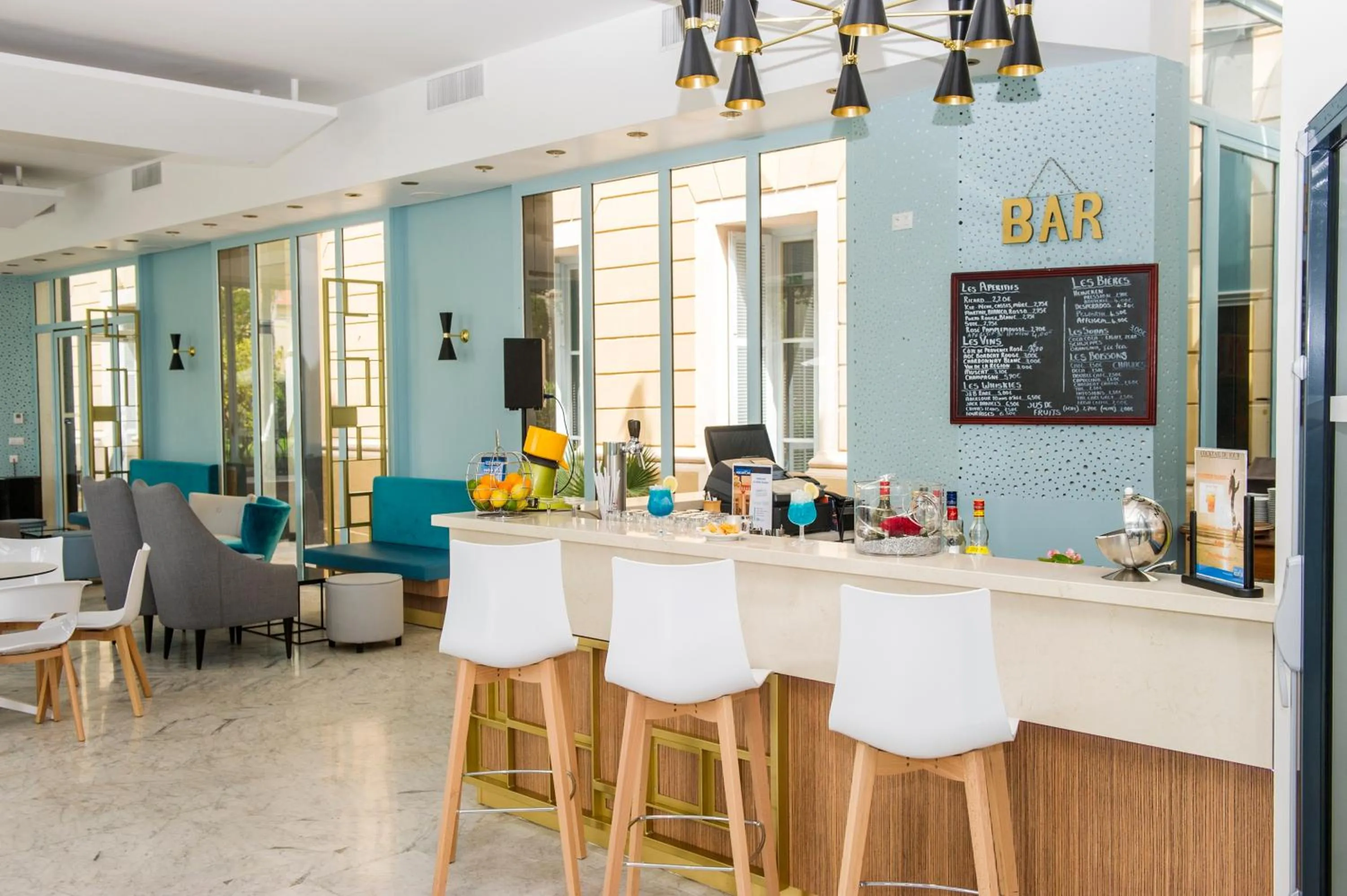 Lounge or bar in Hôtel Miléade L'Orangeraie - entièrement rénové