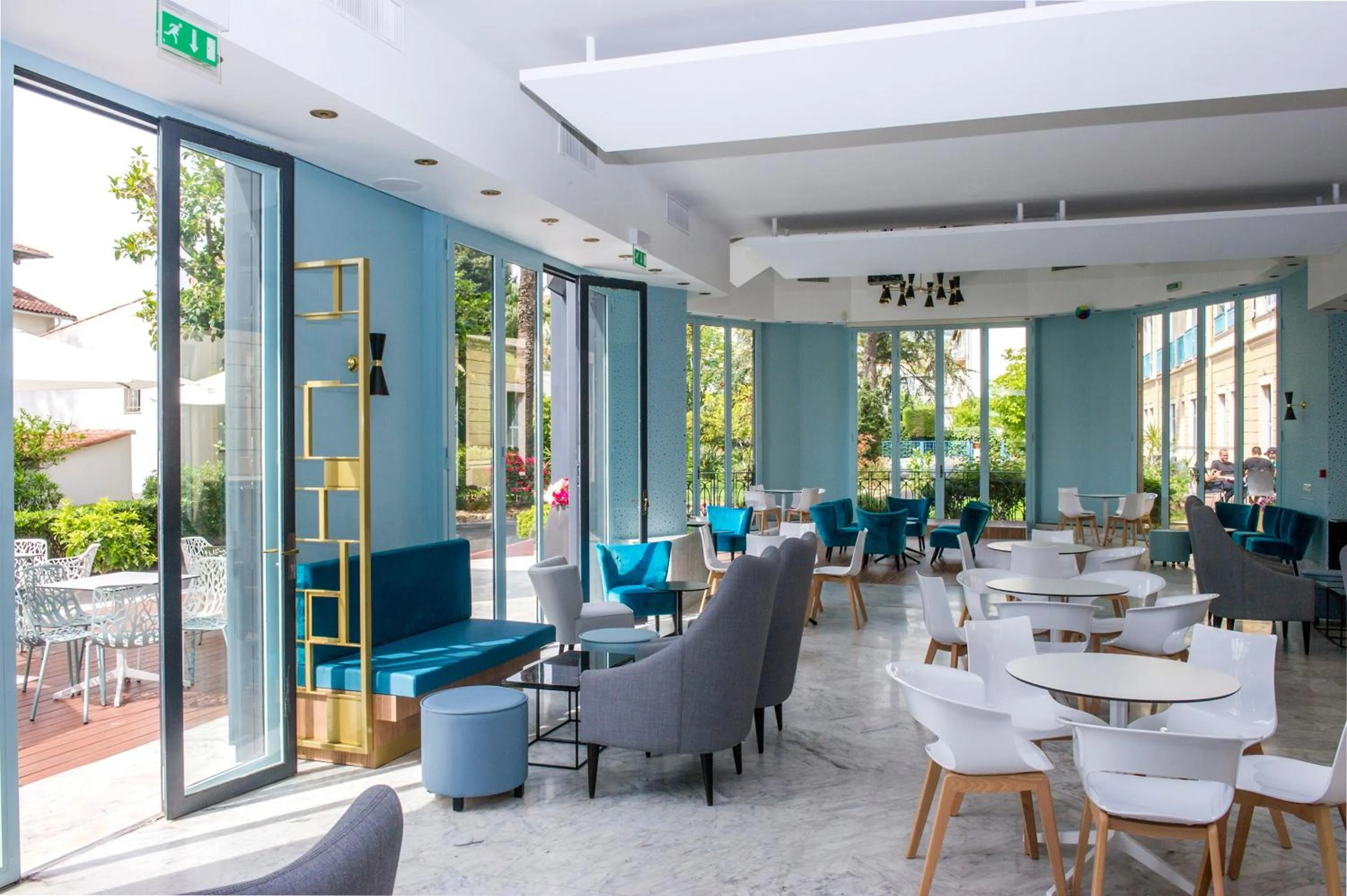 Lounge or bar in Hôtel Miléade L'Orangeraie - entièrement rénové