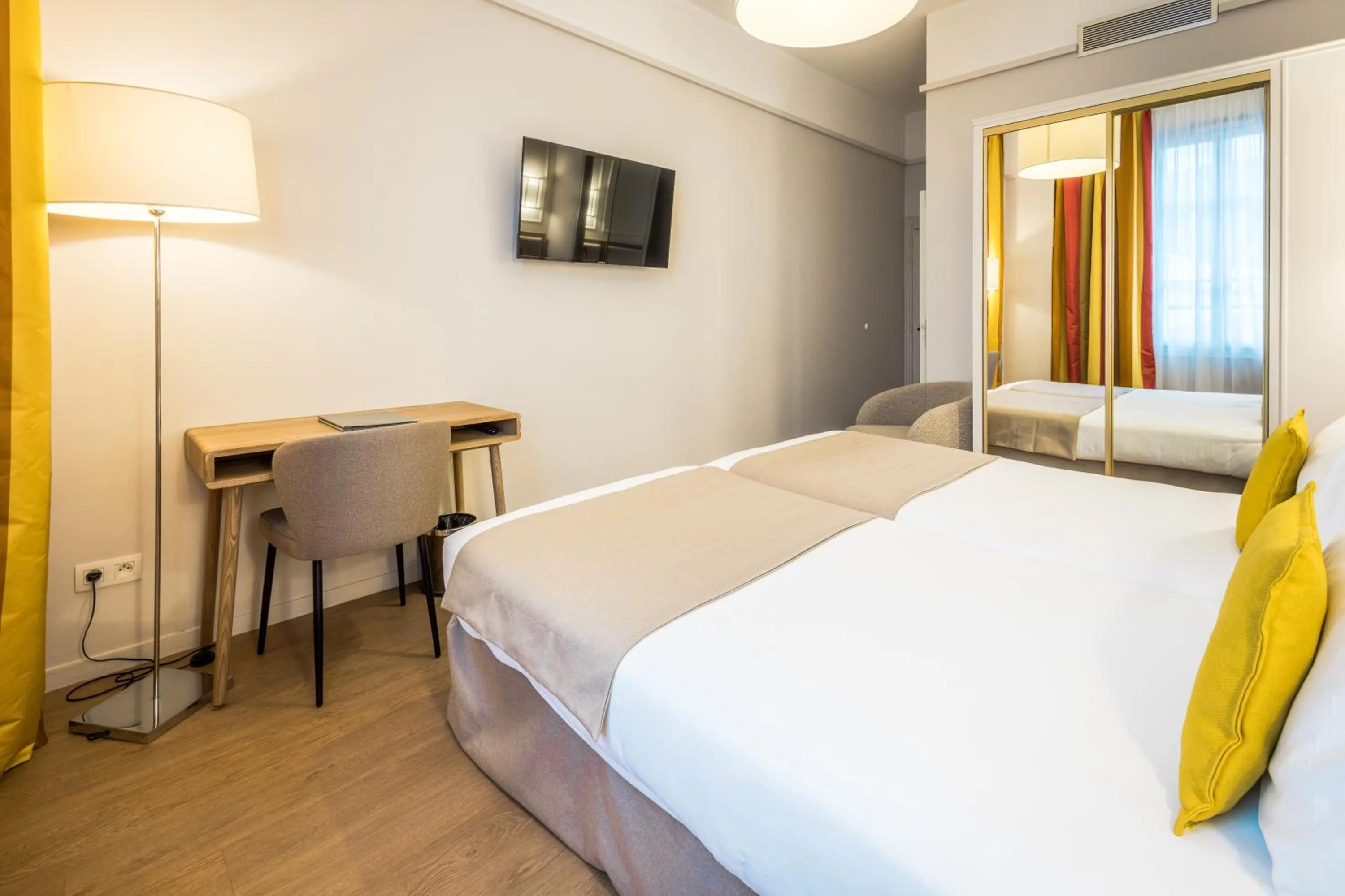 Photo of the whole room, Bed in Hôtel Miléade L'Orangeraie - entièrement rénové