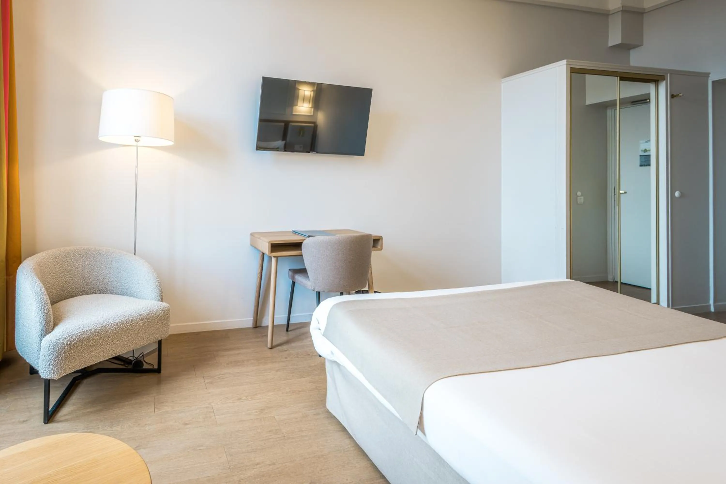 Photo of the whole room, Bed in Hôtel Miléade L'Orangeraie - entièrement rénové