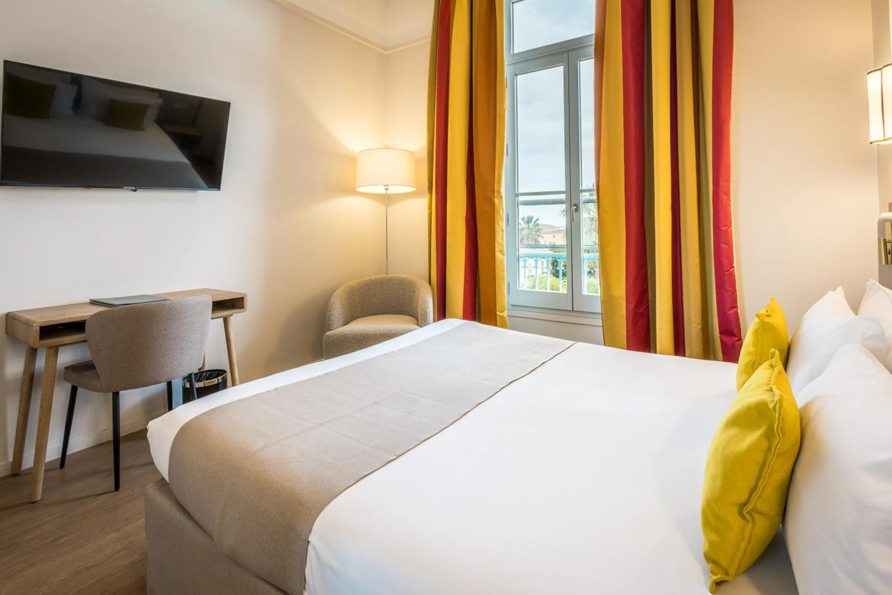 Photo of the whole room, Bed in Hôtel Miléade L'Orangeraie - entièrement rénové