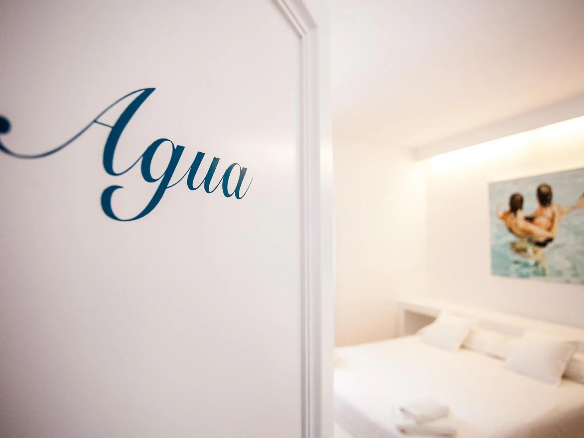 Decorative detail, Bed in Cheap & Chic Hotel