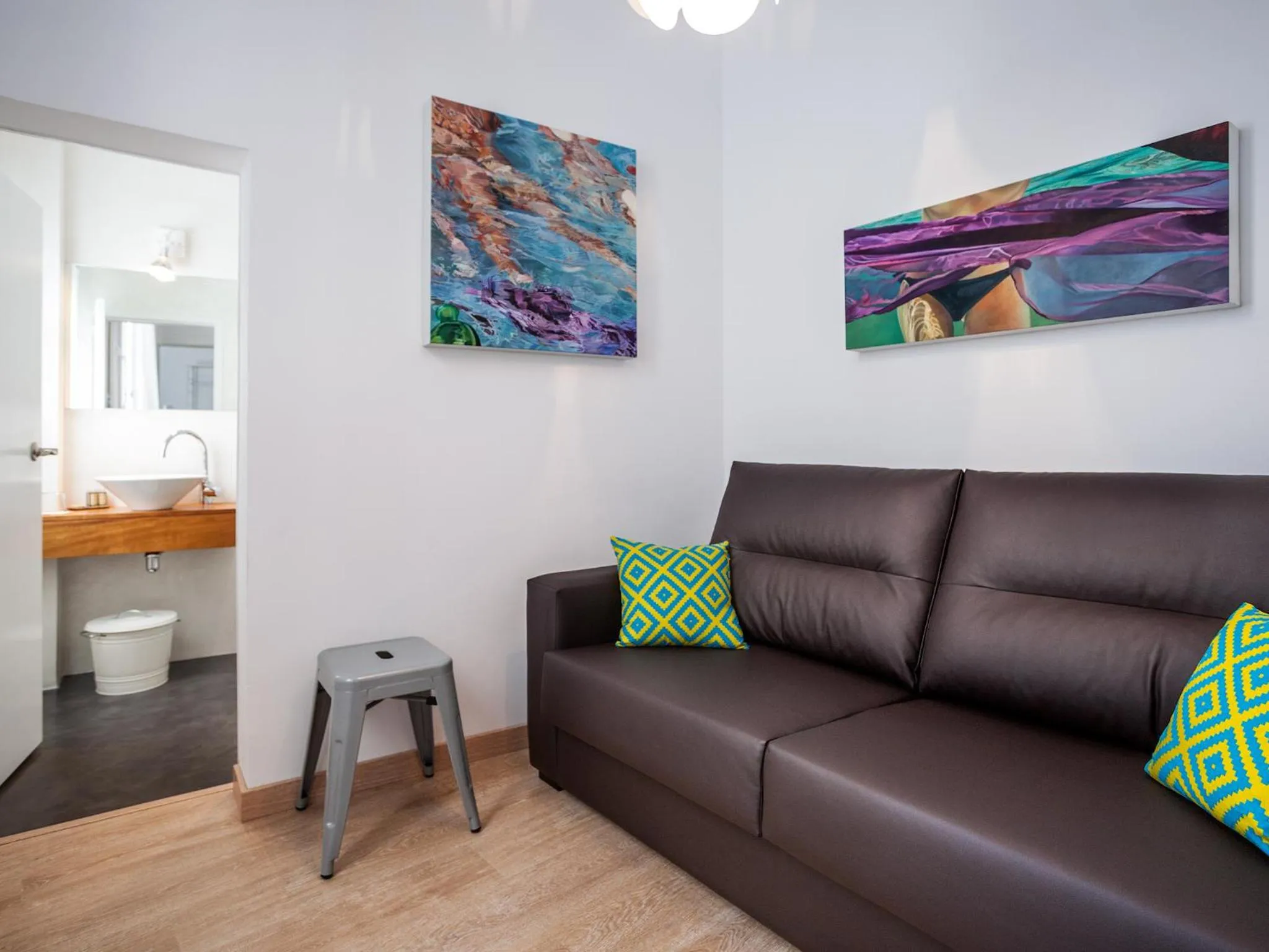 Seating area in Cheap & Chic Hotel