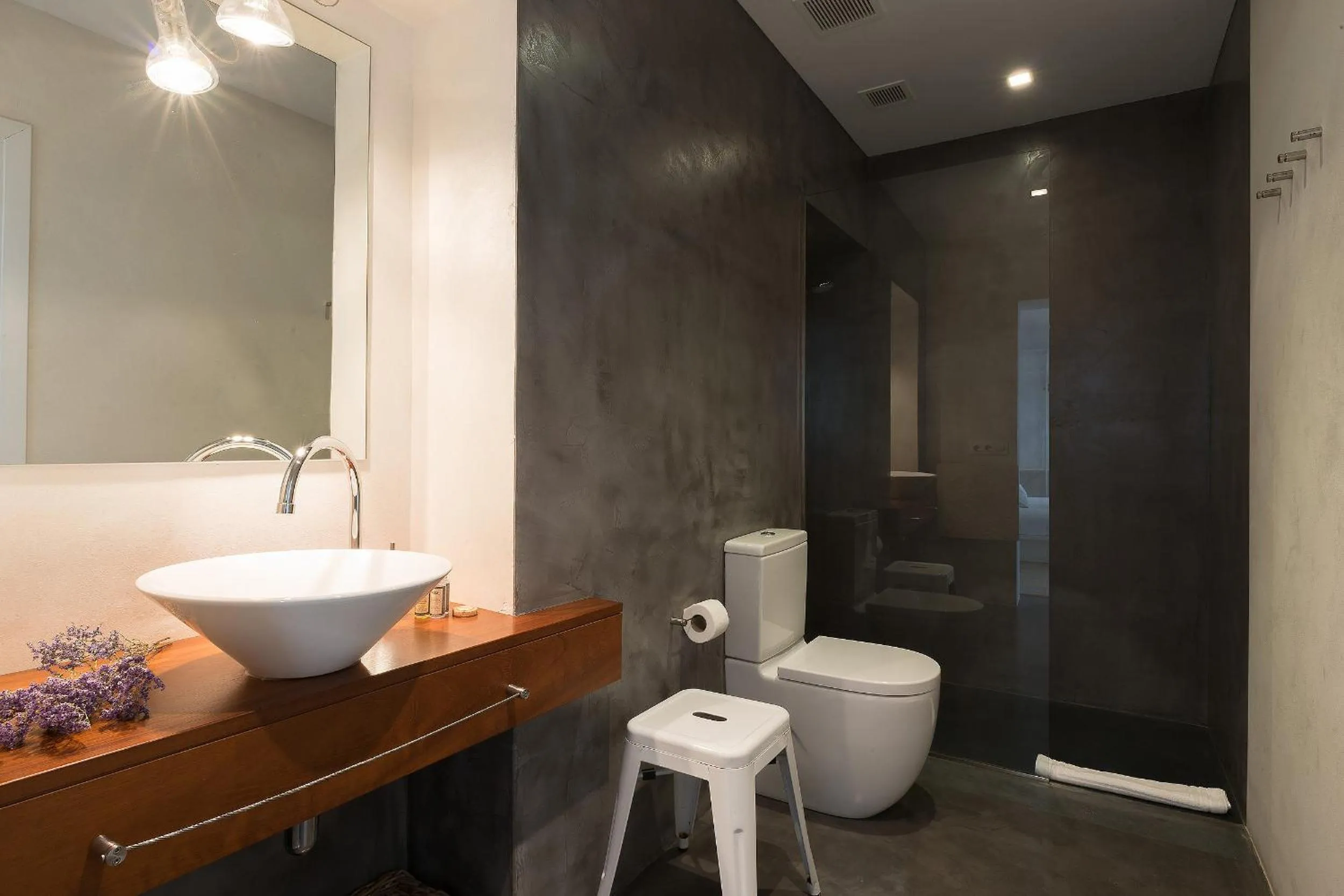 Bathroom in Cheap & Chic Hotel