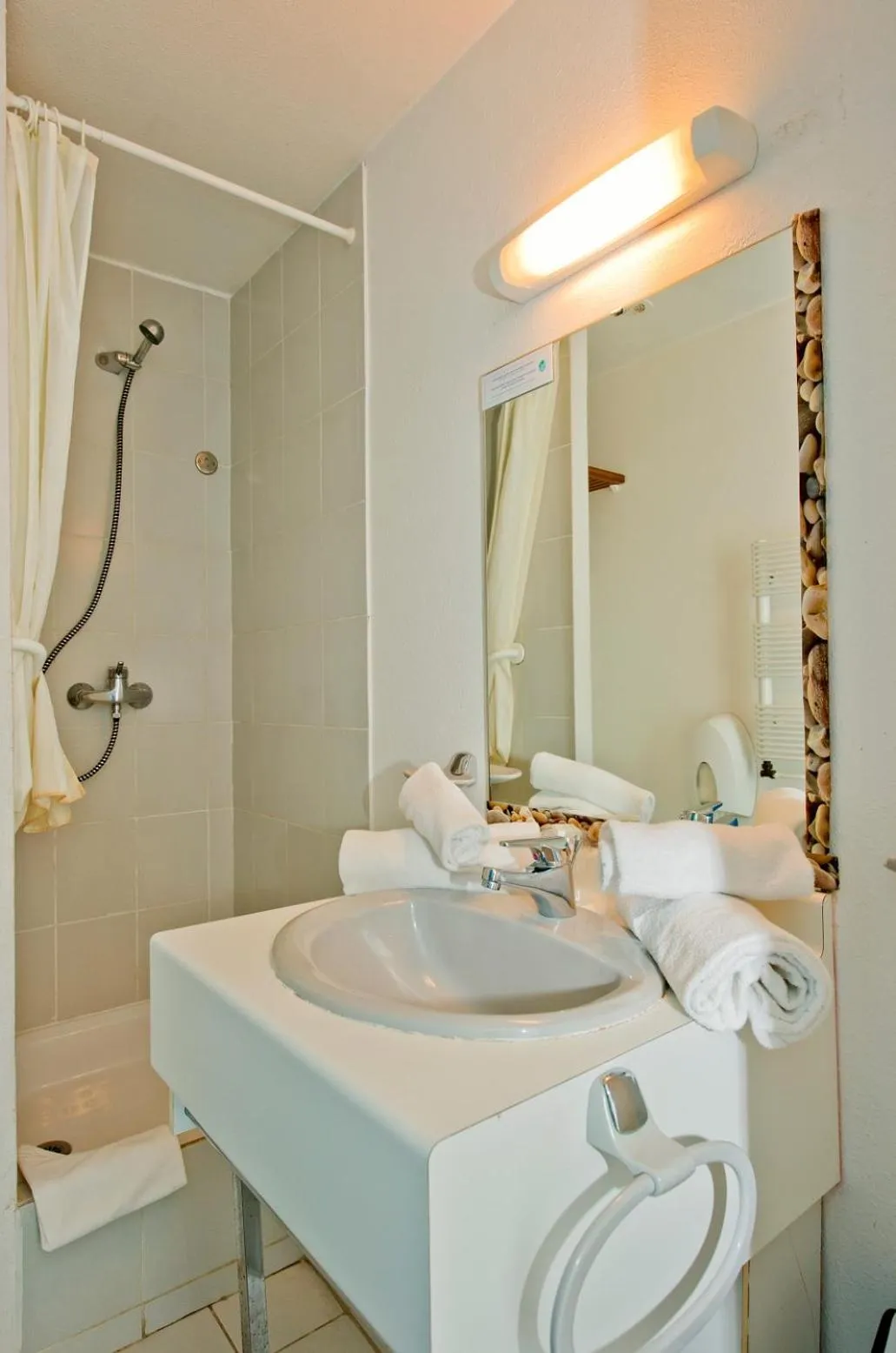 Bathroom in Hôtel Miléade Méditerranée - Port-Fréjus